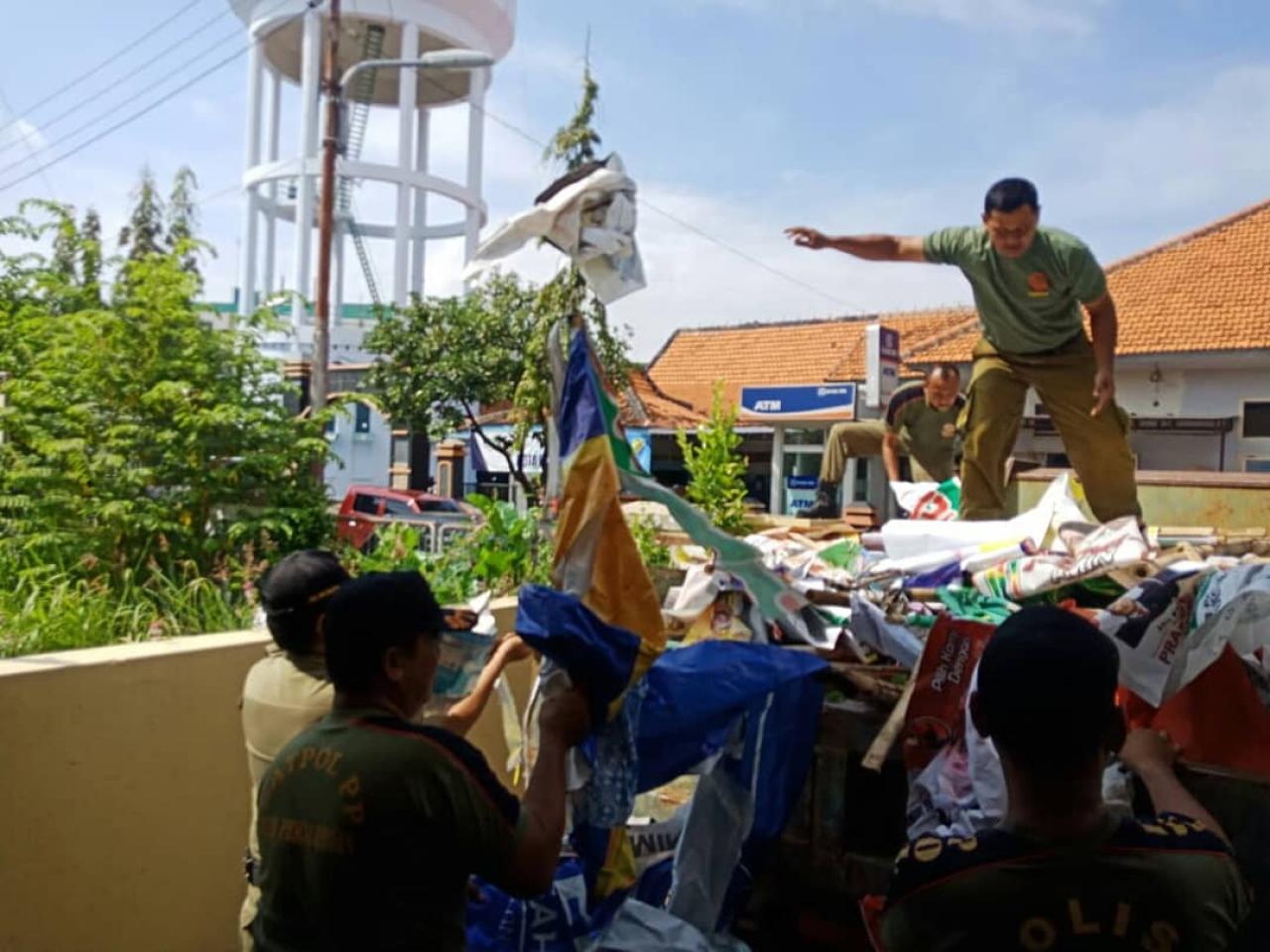 Pembersihan ratusan APK pada masa tenang hari terakhir di wilayah Kota Pekalongan