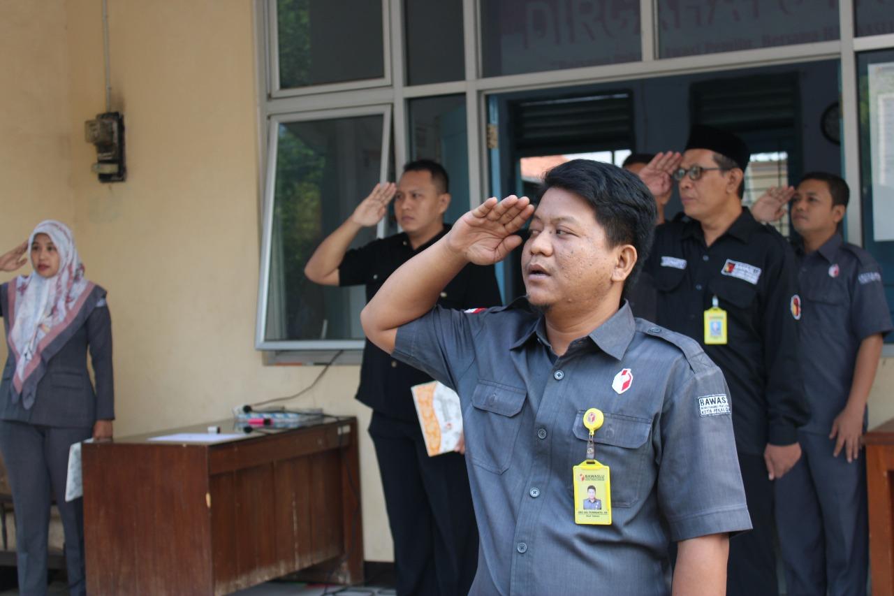 Peringati Hari Kemerdekaan Ke 74 Tahun Bawaslu Kota Pekalongan melaksanakan Upacara Pengibaran Bendera Merah Putih