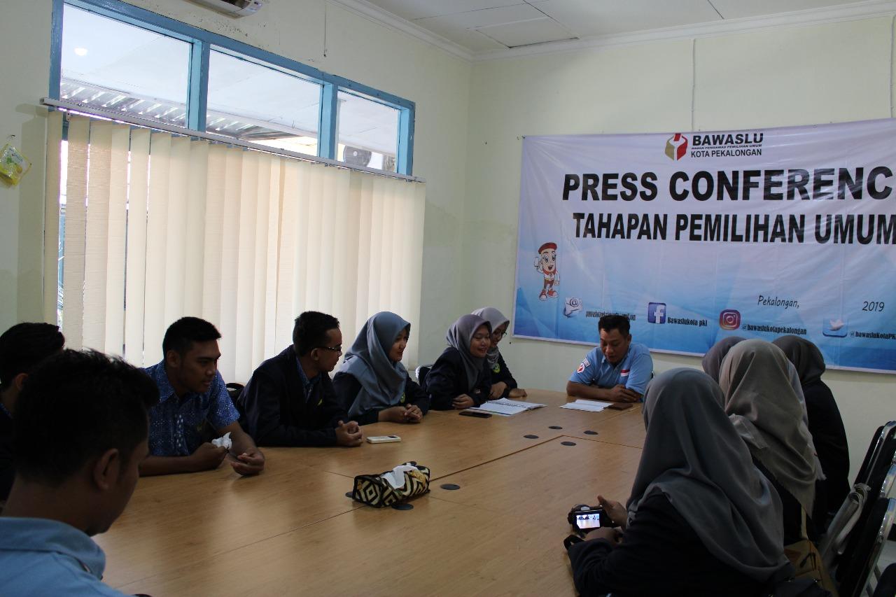 Kunjungan Mahasiswa dan Mahasiswi Politekes Semarang di Kantor Bawaslu Kota Pekalongan
