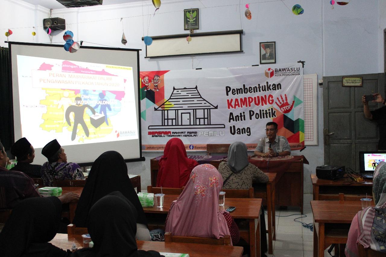 Jelang Pilwalkot Pekalongan, Bawaslu Kota Pekalongan Adakan Pembentukan Perdana Kampung Anti Politik Uang Di Kelurahan Jenggot
