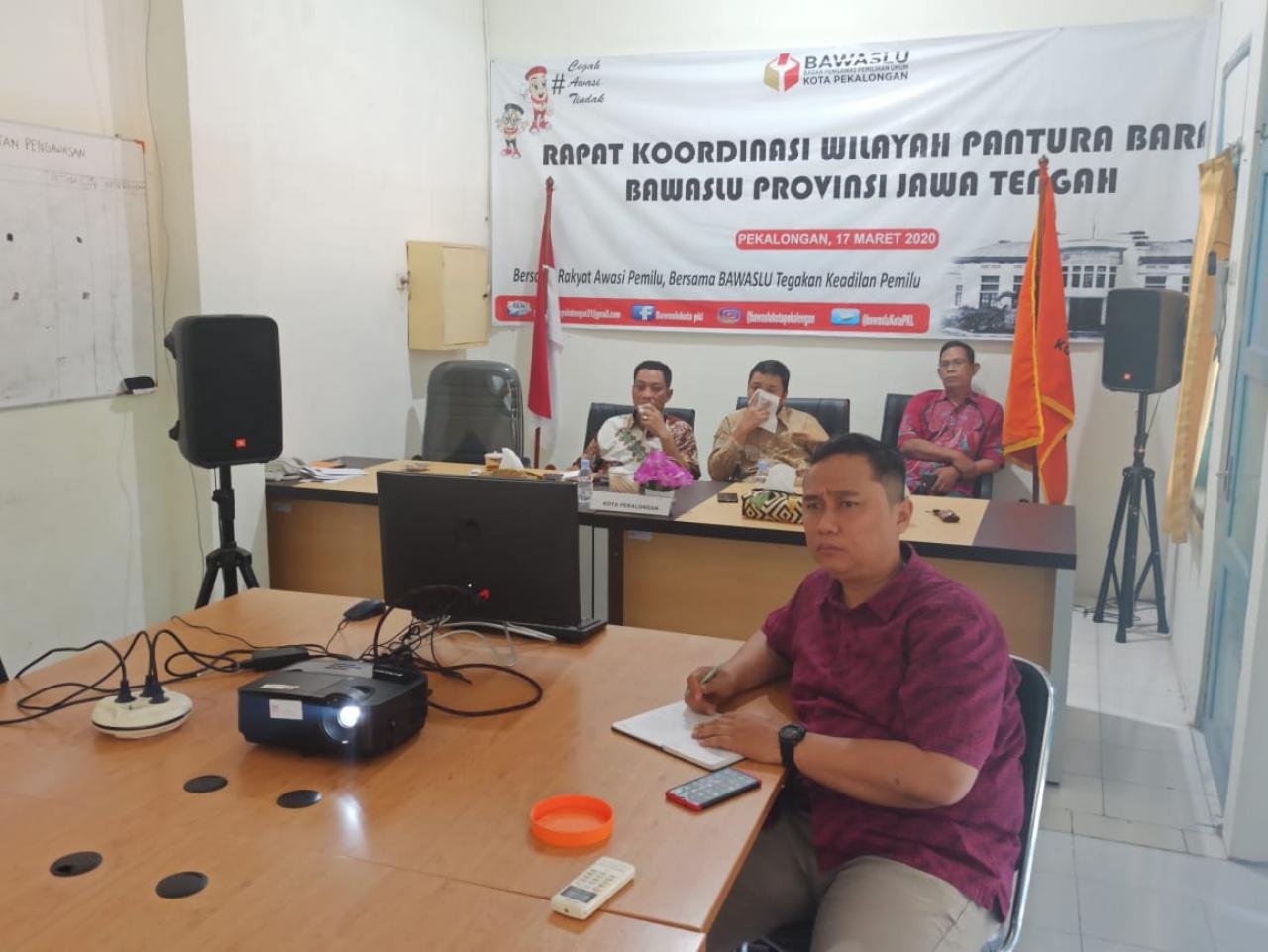 CEGAH COVID â€“ 19, BAWASLU KOTA PEKALONGAN IKUTI VIDEO KONFERENCE DENGAN BAWASLU PROV. JATENG