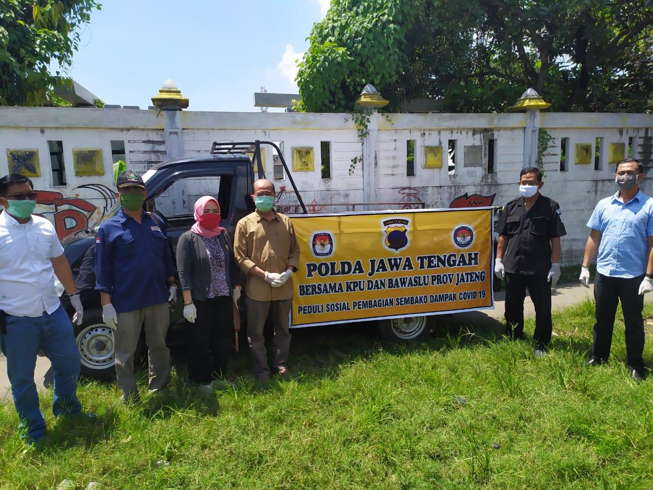SINEGRITAS POLDA JAWA TENGAH , BAWASLU, DAN KPU DALAM BAKSOS PEDULI SOSIAL DAMPAK COVID-19
