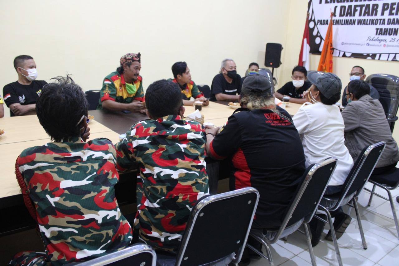 Puluhan LSM datangi Sekretariat Bawaslu Kota Pekalongan