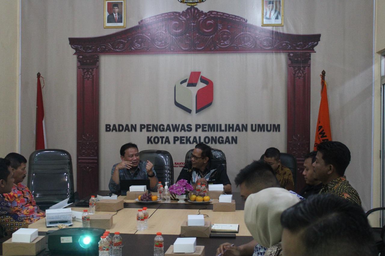 Bawaslu Kota Pekalongan Menghadirkan Ketua Bawaslu RI Periode 2017-2022 dalam Rapat Fasilitasi dan Pembinaan Aparatur Pengawas Pemilu. 