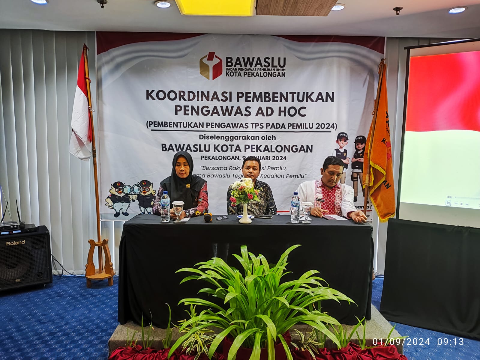 Anggota Bawaslu Kota Pekalongan dan Badan Kesbangpol Kota Pekalongan dalam kegiatan Koordinasi Pembentukan Pengawas TPS pada Pemilu 2024