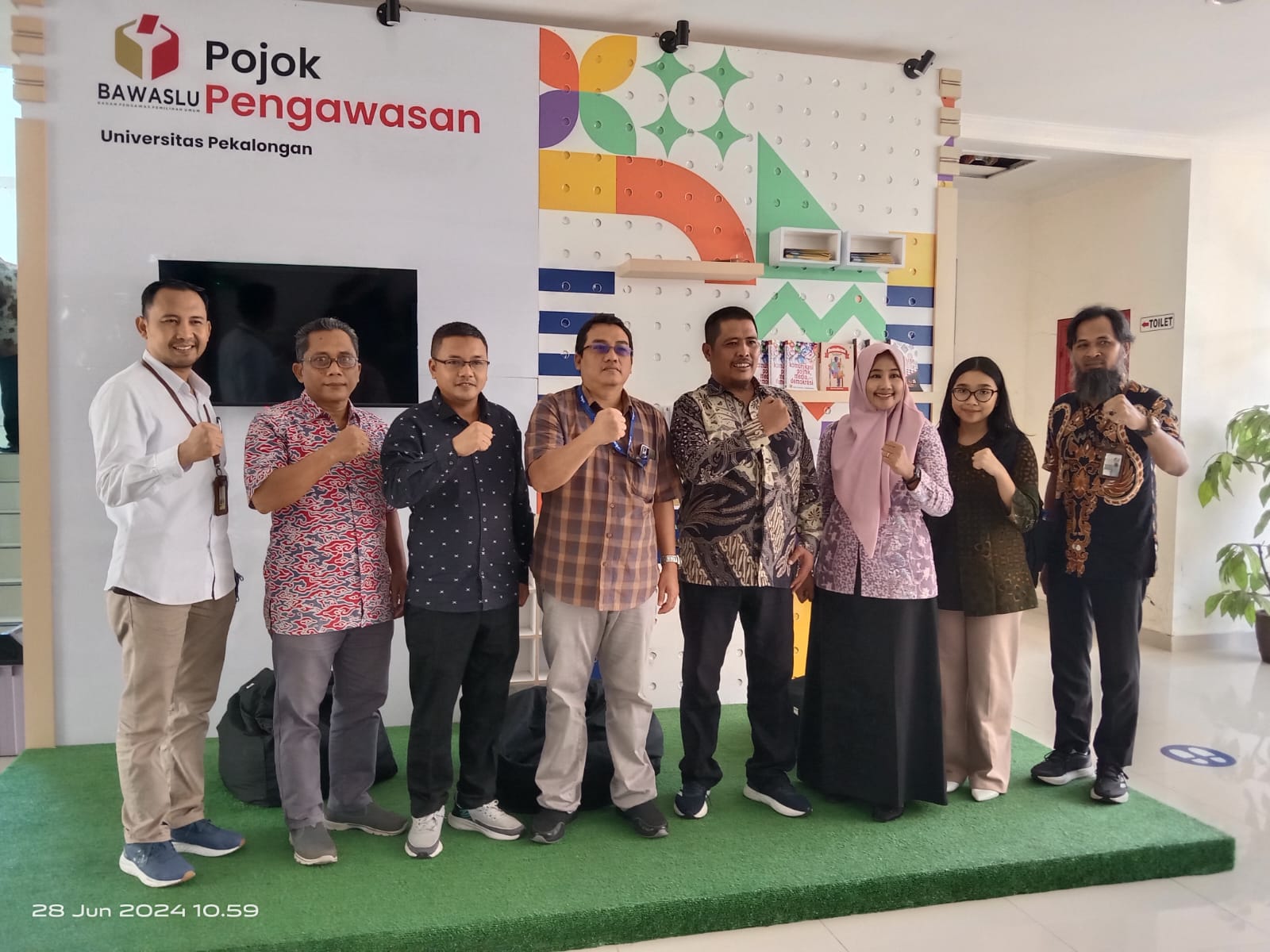 foto bersama Bawaslu RI, Pimpinan Bawaslu Kota Pekalongan dan Wakil Rektor II Universitas Pekalongan