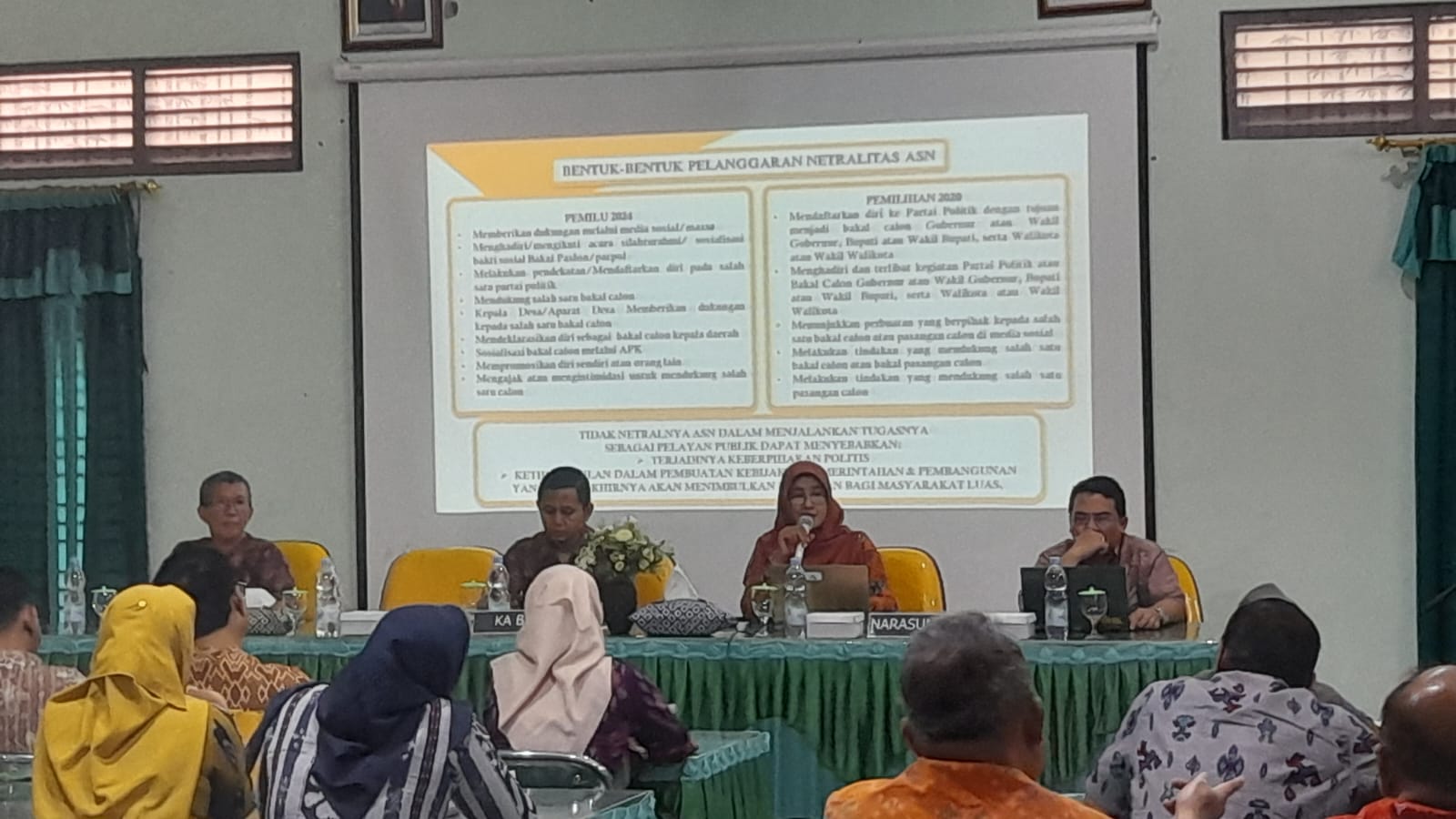 Anggota Bawaslu Kota Pekalongan Sekaligus Koordinator Divisi Penanganan Pelanggaran dan Penyelesaian Sengketa Syaratun saat memberikan materi dalam kegiatan Sosialisasi Netralitas ASN BKD Jawa Tengah