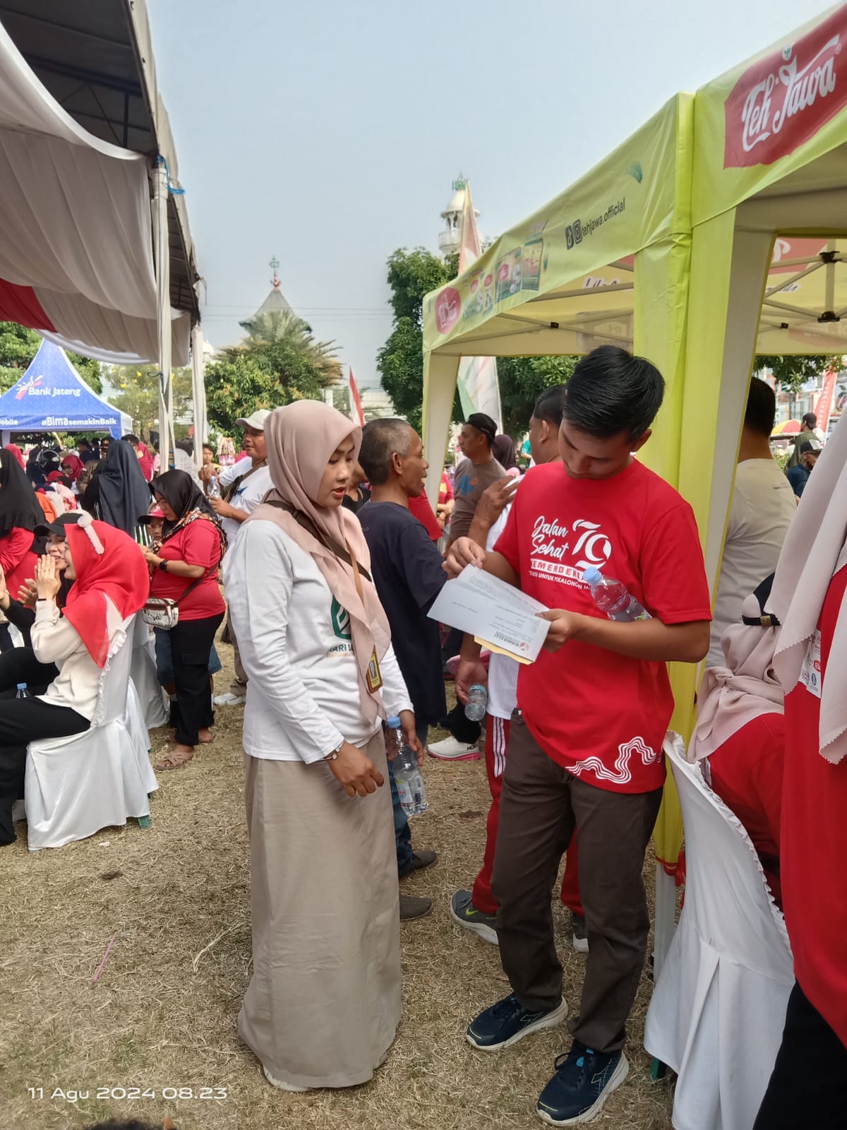 Anggota Bawaslu Kota Pekalongan sekaligus Koordinator Divisi Penanganan Pelanggaran dan Penyelesaian Sengketa Syaratun memberikan surat himbauan ke ketua pelaksana kegiatan