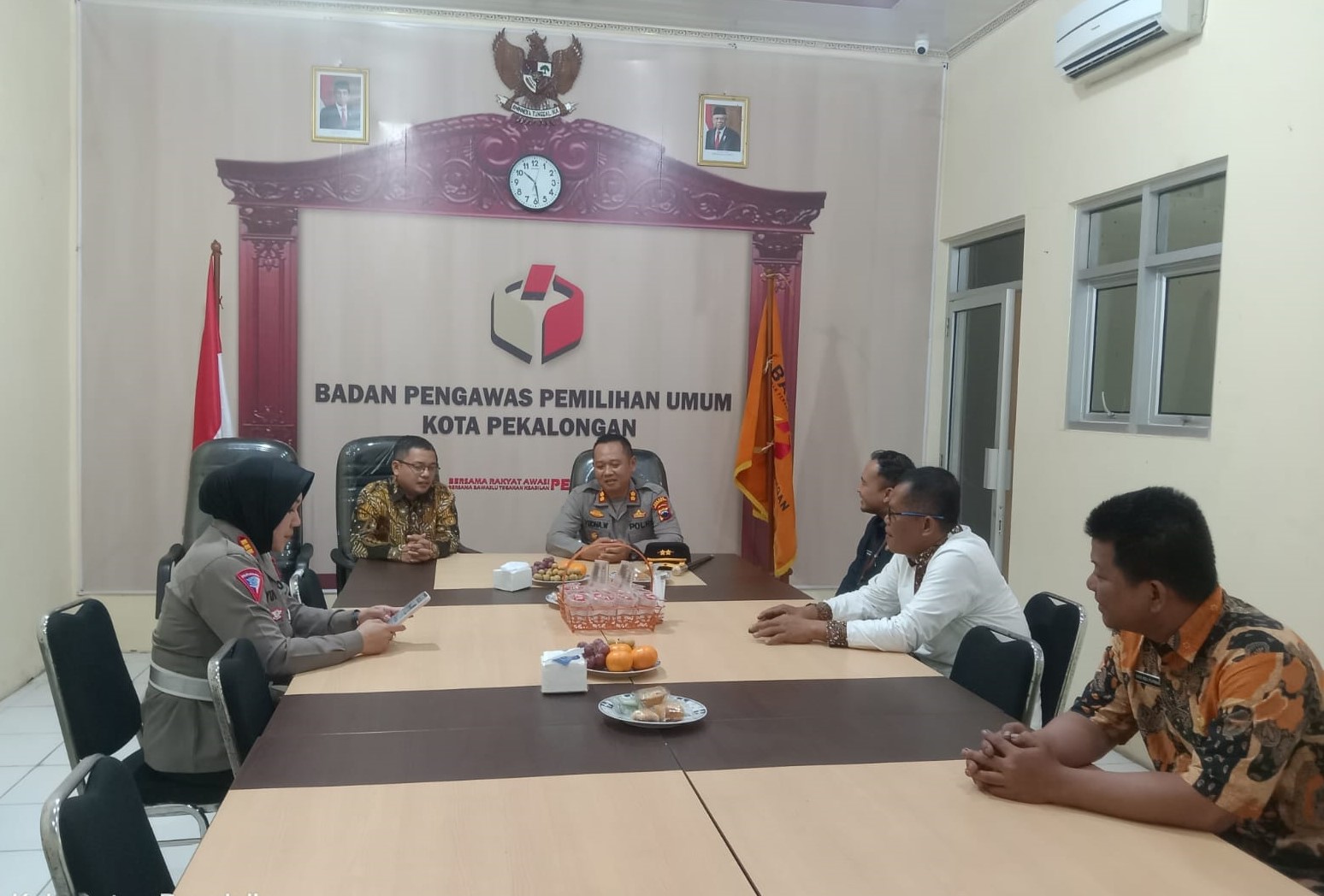 Kapolres Kota Pekalongan dan staf, Komisioner Bawaslu Kota Pekalongan dan staf di ruang rapat kantor Bawaslu Kota Pekalongan