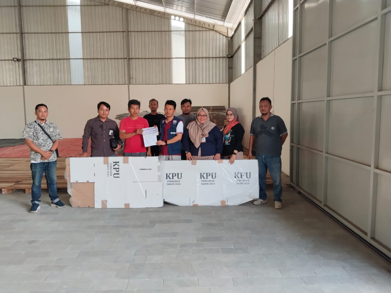 Ketua Bawaslu Kota Pekalongan dan Staf bersama Ketua KPU Kota Pekalongan dan Staf