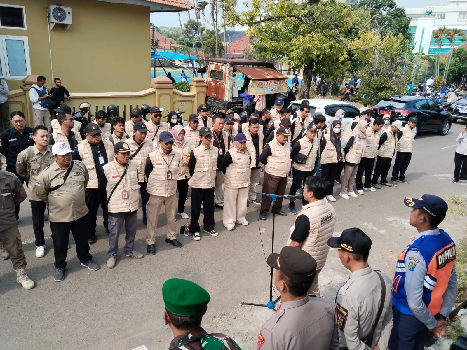 Apel serentak Bawaslu Kota Pekalongan beserta jajaran dan tim gabungan yang terdiri dari Satpol PP, TNI, Polri, dan Dishub Kota Pekalongan untuk persiapan penertiban APK melanggar