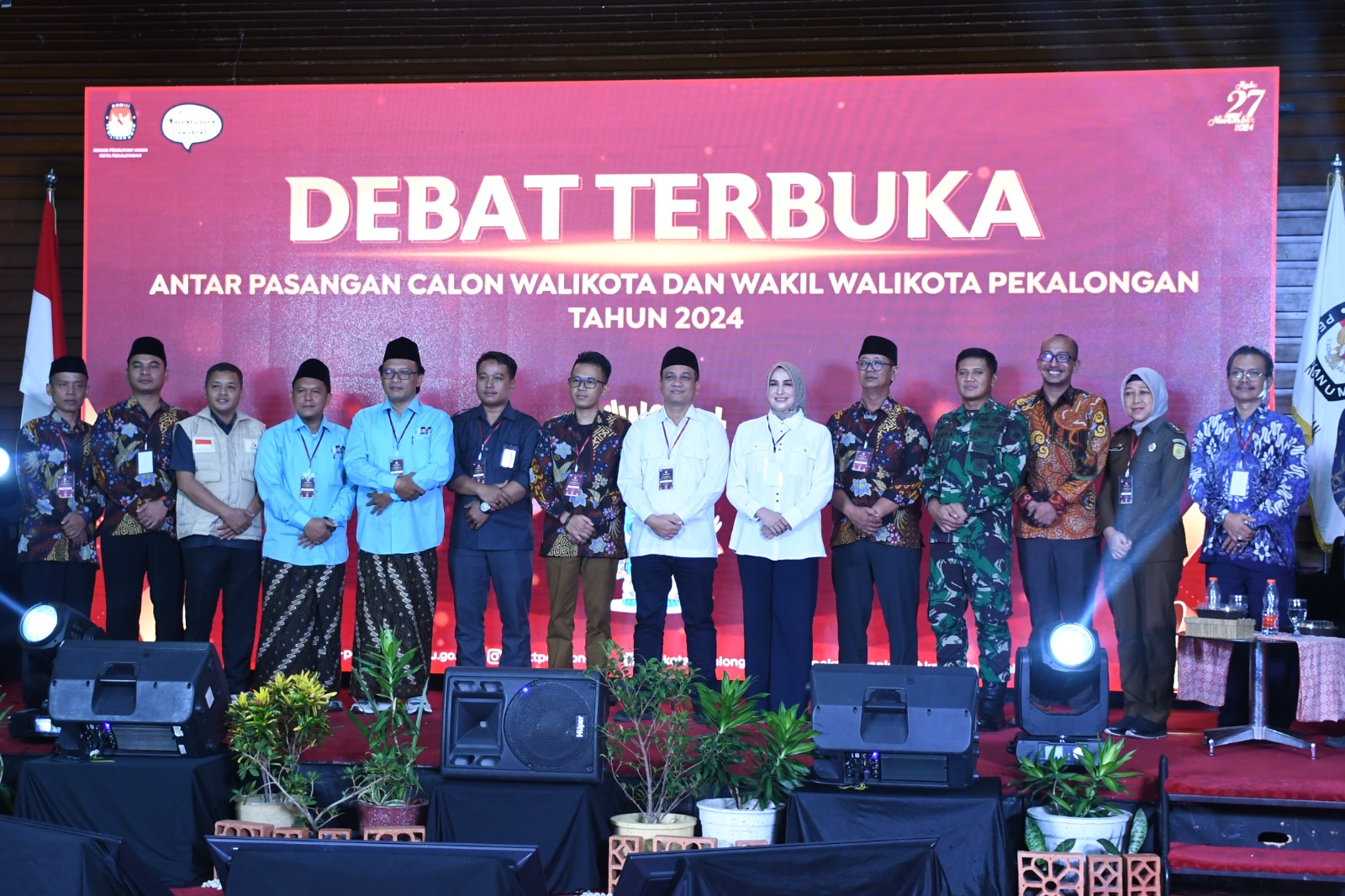 foto Bawaslu dan KPU Kota Pekalongan bersama pasangan calon Walikota dan Wakil Walikota Pekalongan