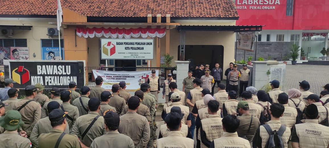 Apel persiapan pembersihan APK Bawaslu Kota Pekalongan Bersama Tim Gabungan