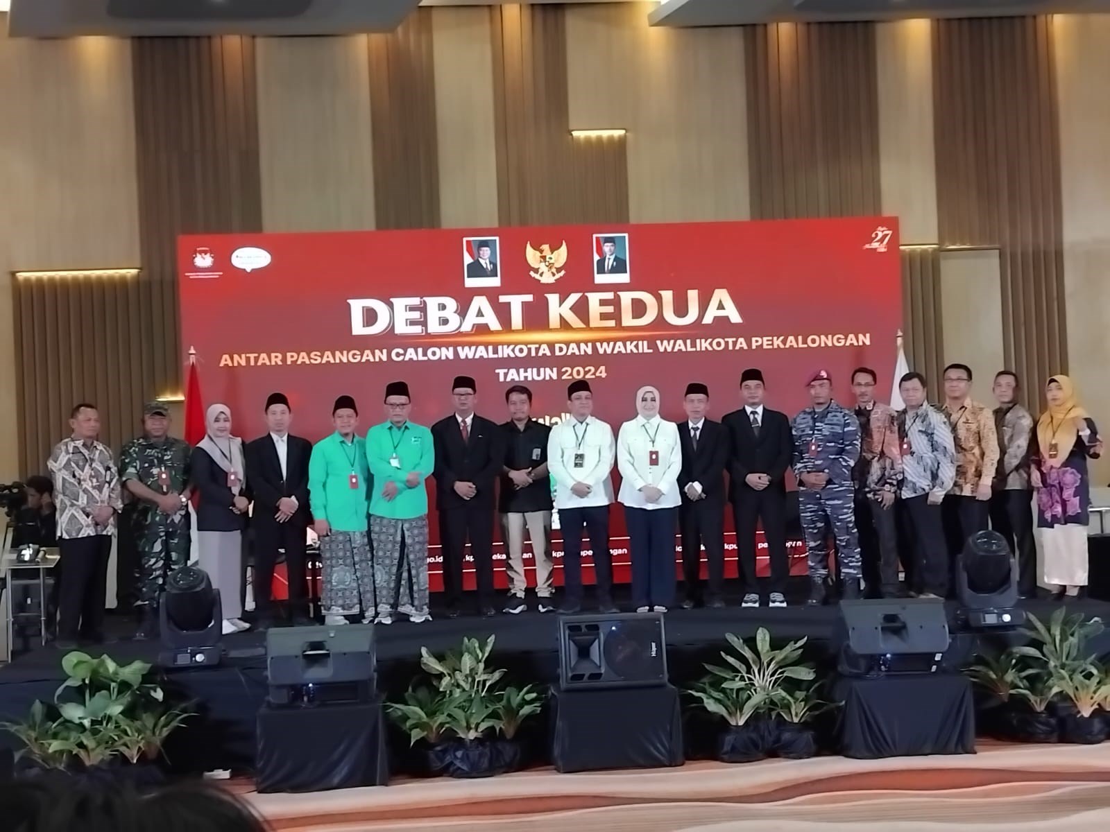 Foto bersama Bawaslu, KPU, Paslon dan Forkompimda yang hadir debat Walikota dan Walkil Walikota Pekalongan putaran kedua