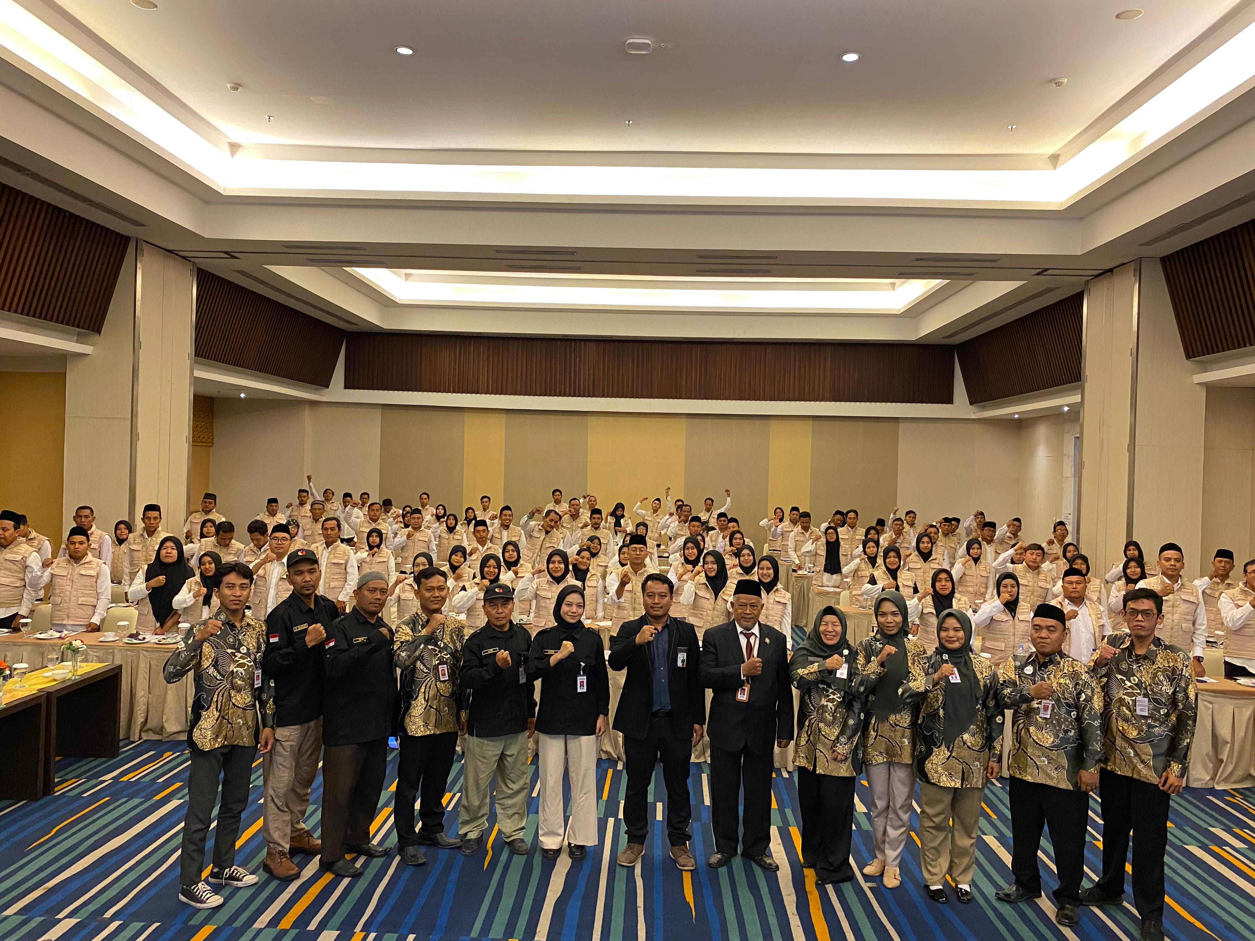 Foto Bersama Ketua Bawaslu Kota Pekalongan, Panwaslu Kecamatan, PKD dan PTPS Terlantik dan Forkompimcam se-Kecamatan Pekalongan Utara