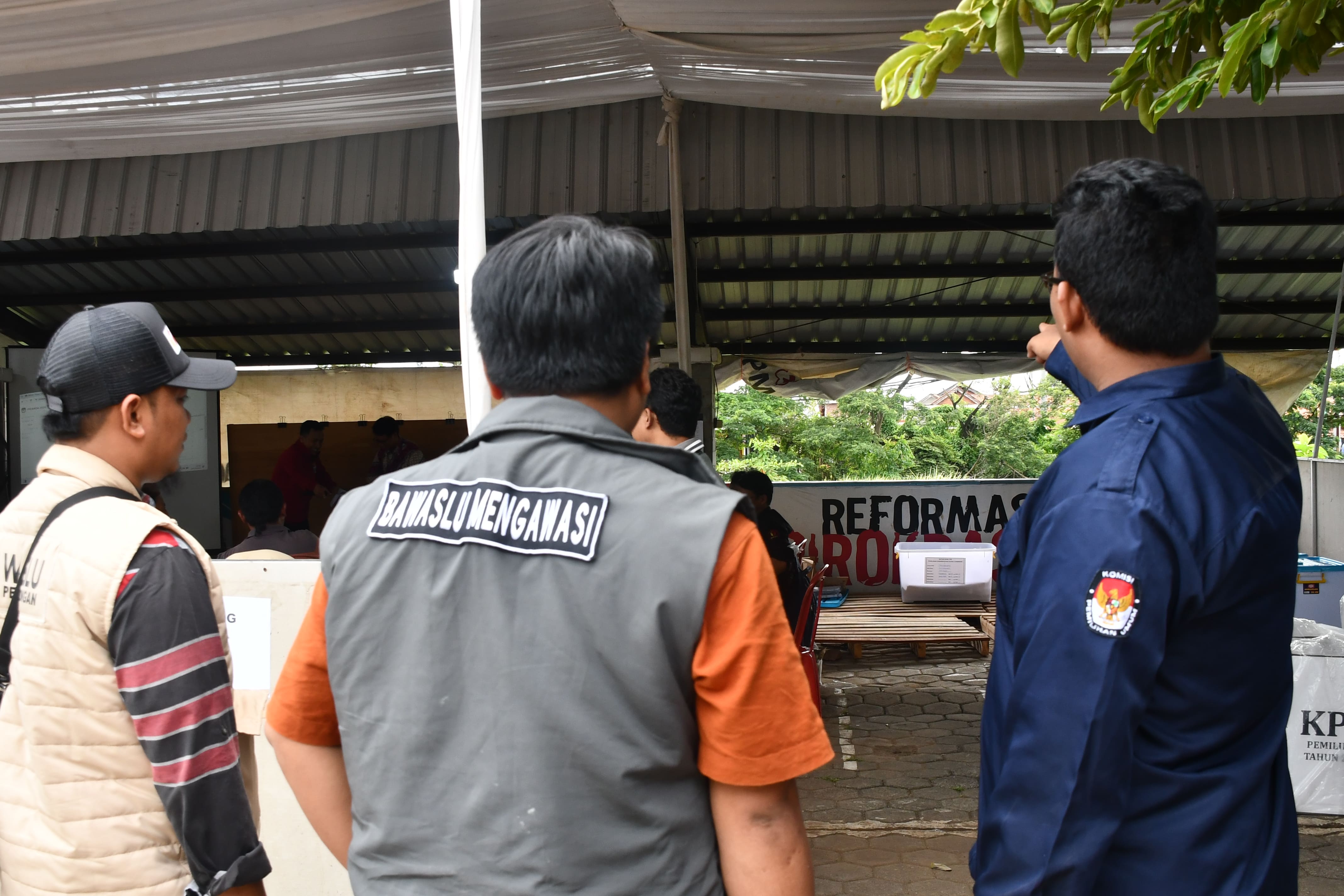 Ketua Bawaslu Kota Pekalongan beserta staf awasi langsung Rapat Pleno Terbuka Rekapitulasi Penghitungan Hasil Perolehan Suara Gubernur dan Wakil Gubernur Serta Walikota dan Wakil Walikota  Pada Pemilihan 2024 tingkat Kecamatan di Kecamatan Pekalongan Barat