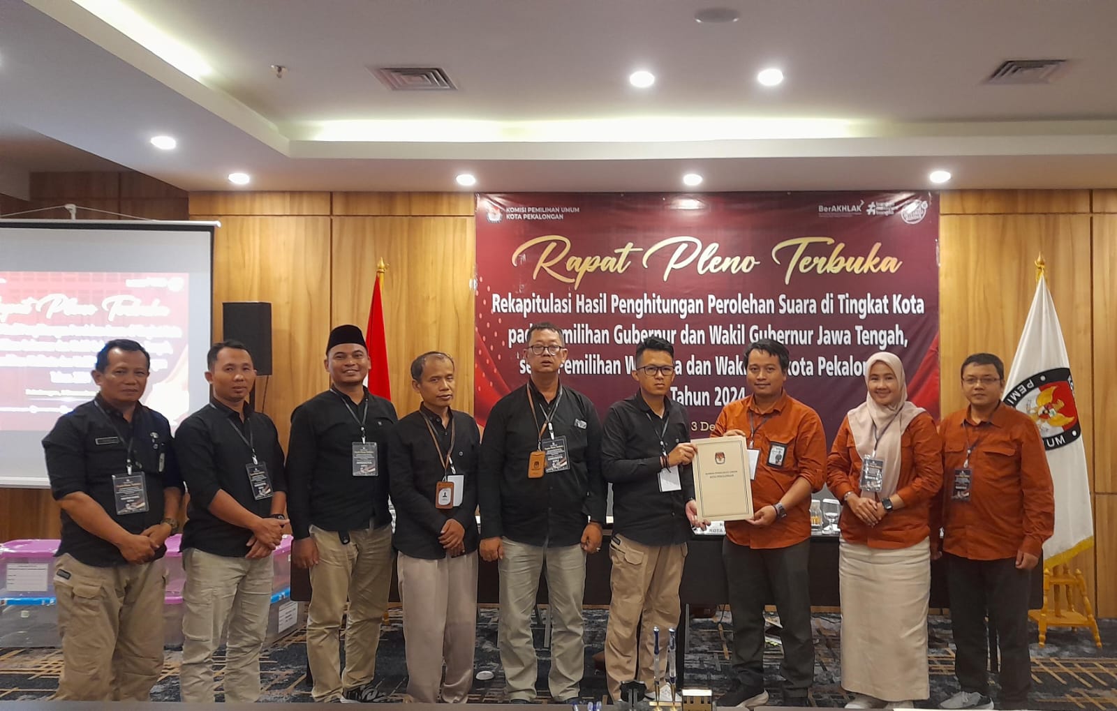 Penyerahan Berita Acara Hasil Rekapitulasi Perolehan Suara Pemilihan Gubernur dan Wakil Gubernur dan Walikota dan Wakil Walikota Tahun 2024 Tingkat Kota Pekalongan oleh KPU Kota Pekalongan ke Bawaslu Kota Pekalongan