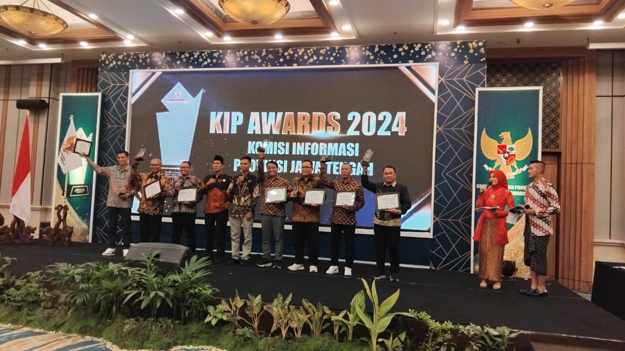 Ketua Bawaslu Kota Pekalongan Miftahuddin bersama Pimpinan Bawaslu Kabupaten/Kota lain yang menerima penghargaan Badan Publik Informatif dari Komisi Informasi Provinsi Jawa Tengah