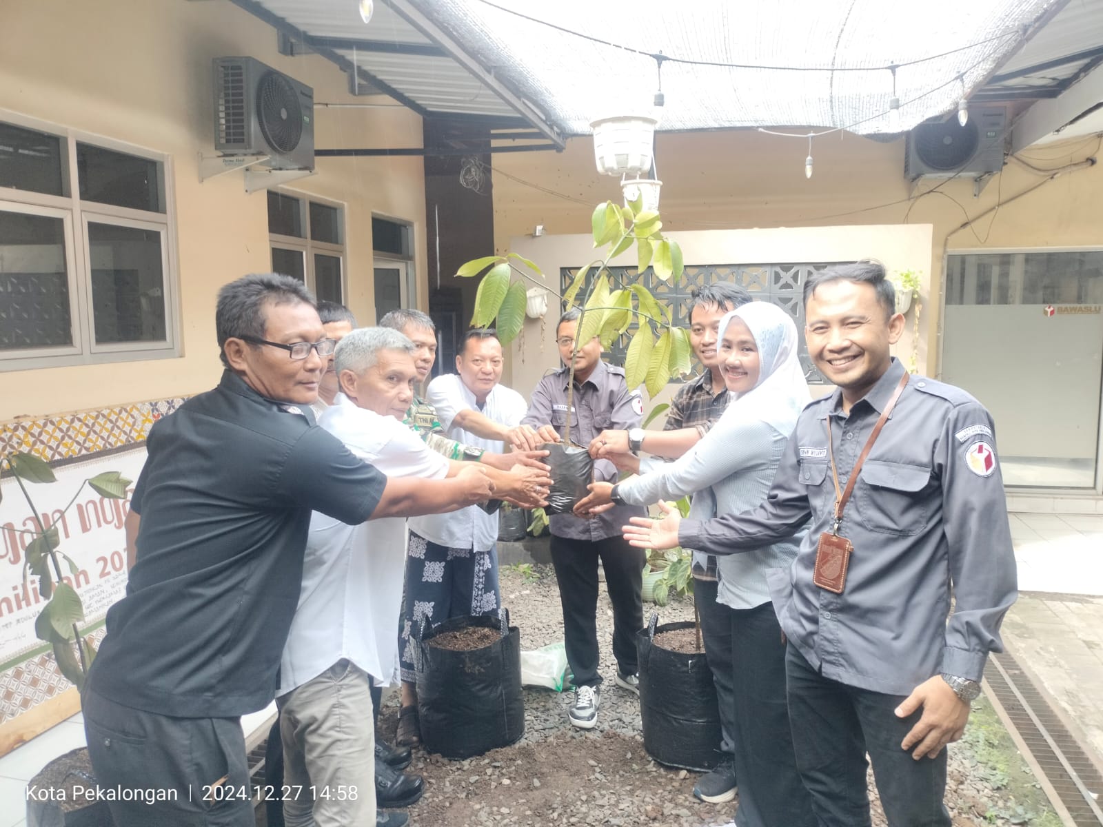 Ketua dan Anggota Bawaslu Kota Pekalongan didampingi Koordinator Sekretariat Bawaslu Kota Pekalongan siap lakukan Penanaman Pohon Manggis bersama Stakeholder Kota Pekalongan