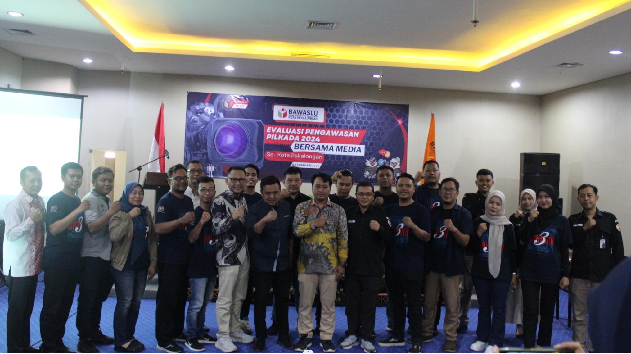 Foto bersama Ketua dan Anggota Bawaslu Kota Pekalongan bersama narasumber dan peserta kegiatan Evaluasi Pengawasan Pilkada 2024 bersama Media se-Kota Pekalongan
