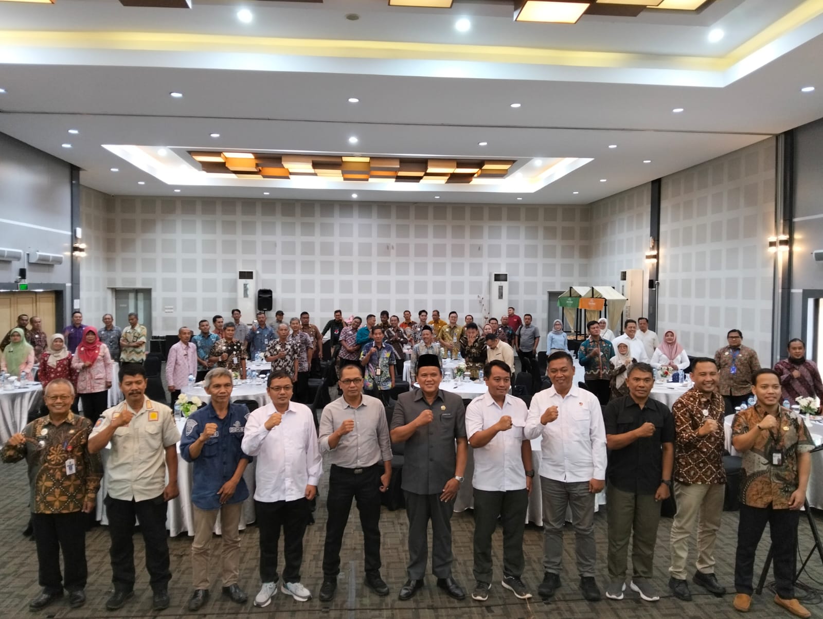Foto bersama Ketua dan Anggota Bawaslu Kota Pekalongan, Komisi A DPRD Kota Pekalongan, Kejari, Polresta, Dandim, Bakesbangpol dan KPU Kota Pekalongan