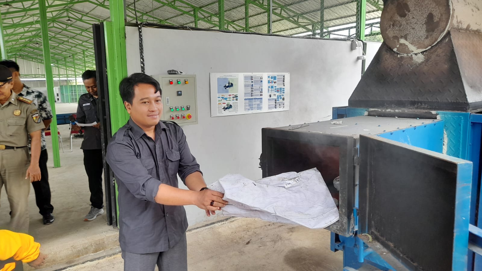 Ketua Bawaslu Kota Pekalongan Miftahuddin memulai pemusnahan APK dan BK