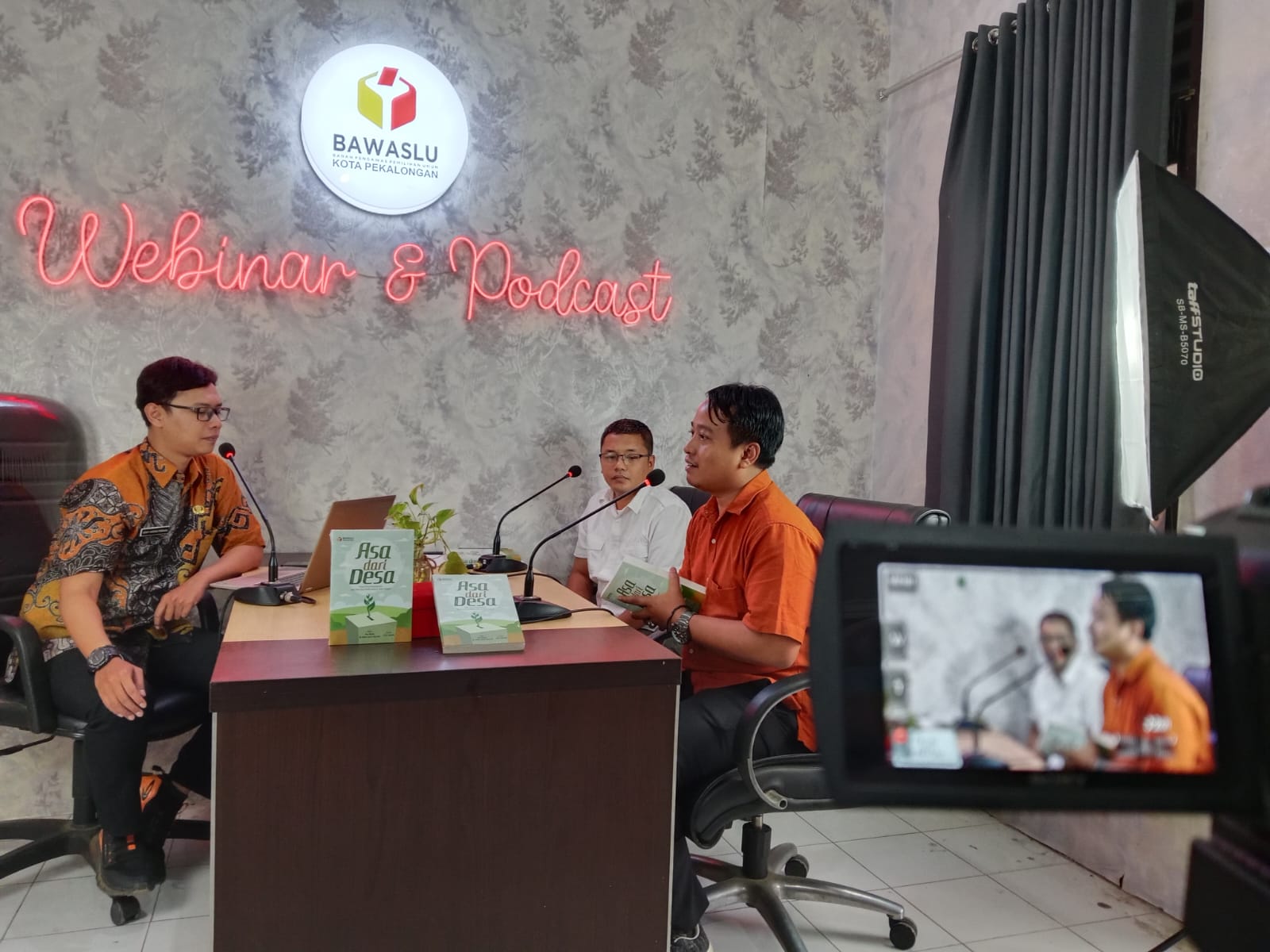 Host (Vergy Hardian Permana), Narasumber 1 (Miftahuddin) dan Narasumber 2 (Nasron) dalam live podcast episode 8 Bawaslu Kota Pekalongan