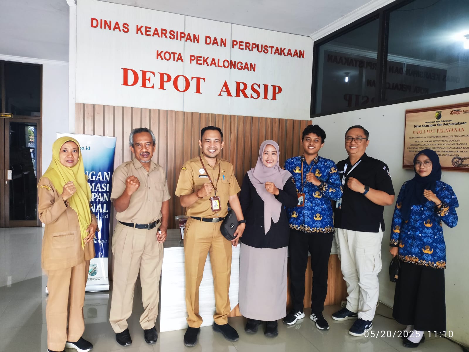 Kepala Bidang Kearsipan Dinarpus Kota Pekalongan Duhita Yekti Darpitasari bersama Syaratun selaku Koordinator Divisi Penanganan Pelanggaran dan Penyelesaian Sengketa Bawaslu Kota Pekalongan Sopan Wijianto sebagai Koordinator Sekretariat, Arsiparis Abdul Qori Arif, serta dua staf pengelola keuangan, Putri Utami dan Singgih Widianto