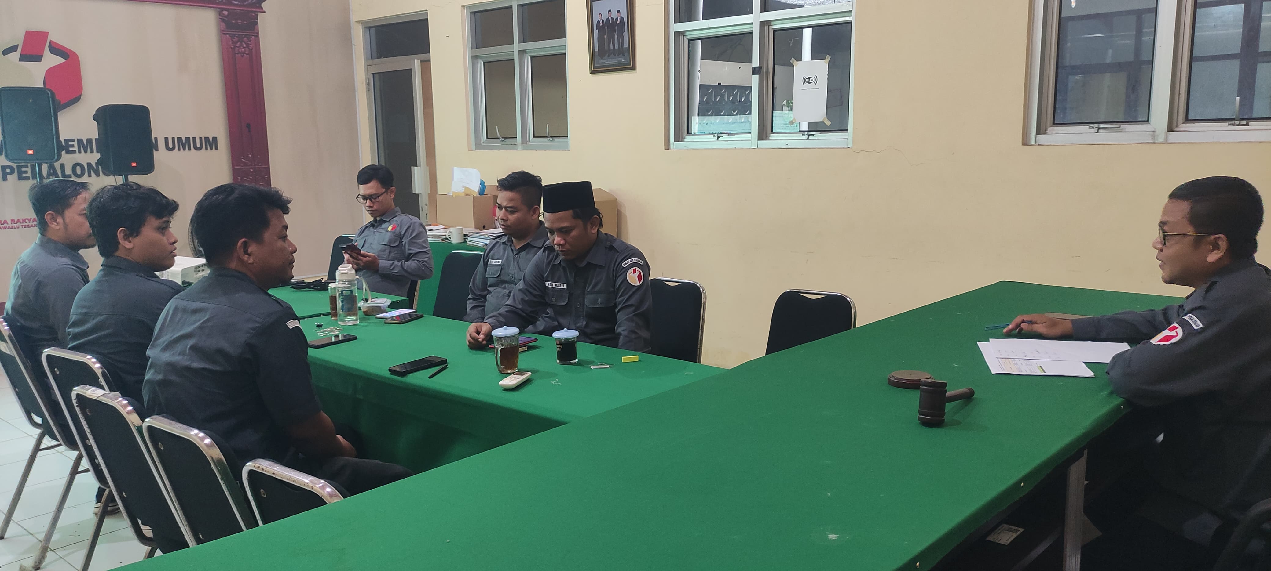 Anggota Bawaslu Kota Pekalongan sekaligus Koordinator Divisi Hukum, Pencegahan, Partisipasi Masyarakat dan Humas Nasron memberikan arahan terkait persiapan kegiatan pendidikan demokrasi sebelum peningkatan kapasitas internal dimulai