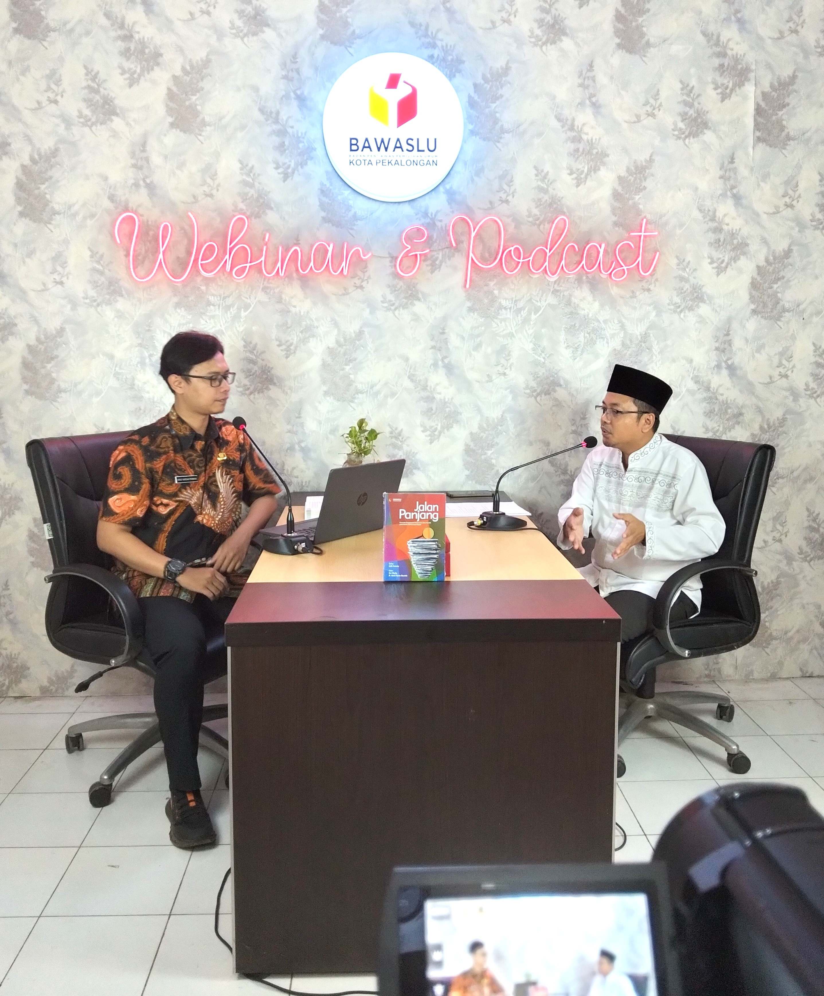 Anggota Bawaslu Kota Pekalongan sekaligus Koordinator Divisi Hukum, Pencegahan, Partisipasi Masyarakat dan Humas yang juga merupakan salah satu penulis buku Jalan Panjang Dinamika Pengawasan Penyusunan Data Pemilih pada Pemilu 2024 Nasron menjawab pertanyaan dari host