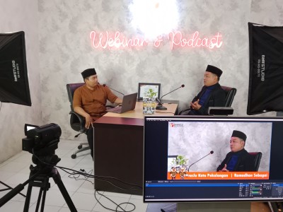Miftahuddin menjawab pertanyaan pada diskusi podcast "Ramadhan Sebagai Momentum Rekonsiliasi Pasca Pilkada 2024" dan bedah buku "Evaluasi dan Refleksi Pemilu Serentak di Jawa Tengah" 
