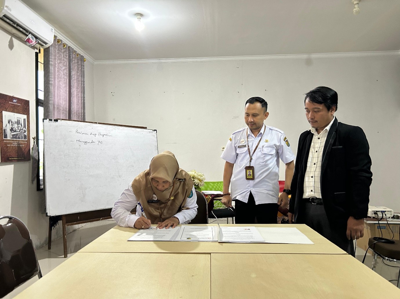 Penandatanganan perjanjian kerjasama yang dilakukan oleh Plt. Kepala Dinas Kearsipan dan Perpustakaan disaksikan oleh Ketua Bawaslu Kota Pekalongan