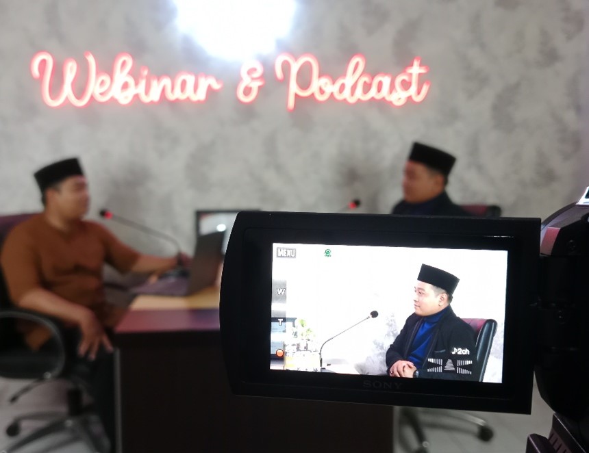 Ketua Bawaslu Kota Pekalongan Miftahuddin bersama staf dalam acara podcast