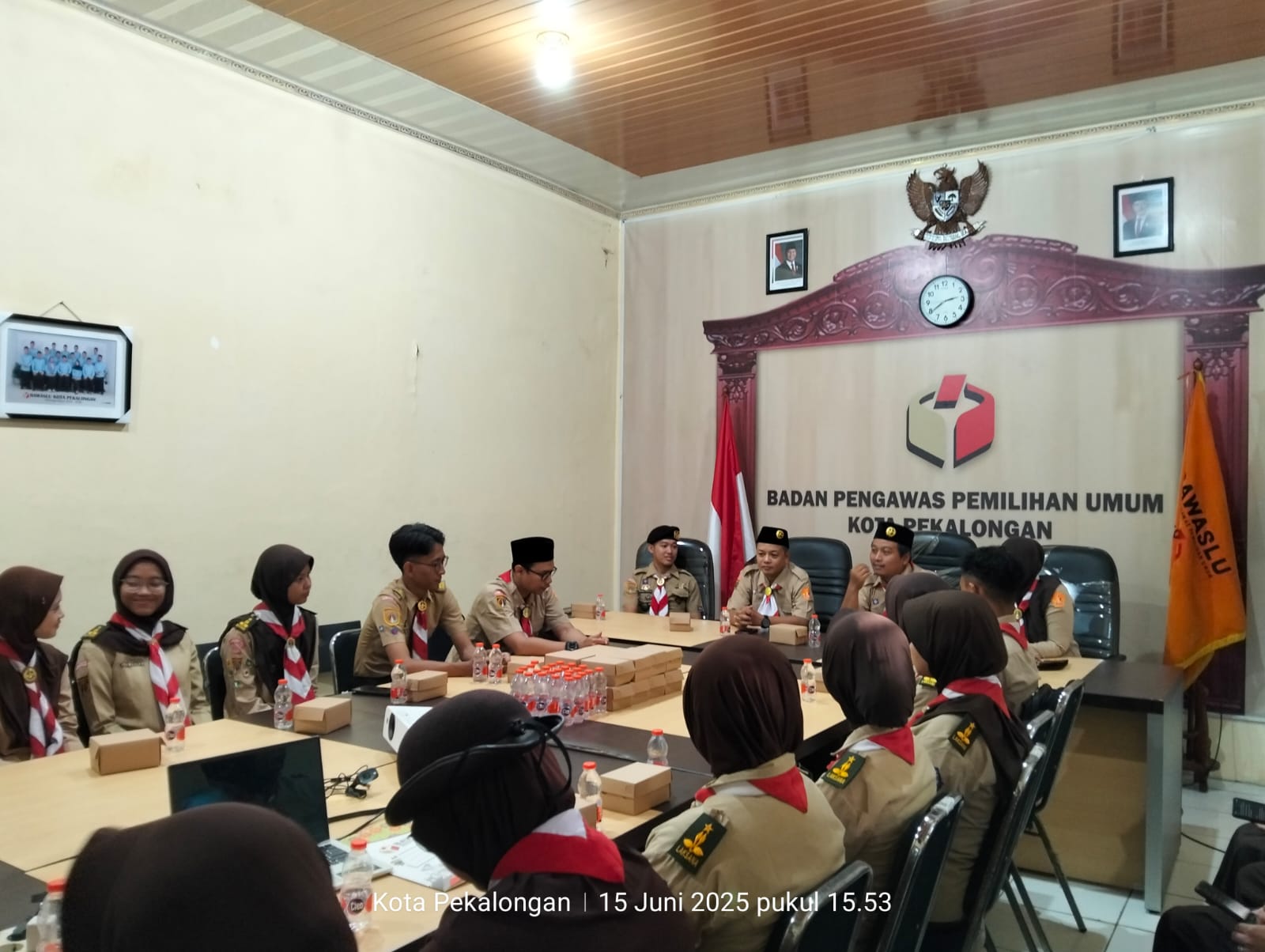 Pimpinan Saka Adhyasta Pemilu Kak Miftahuddin, Kak Syaratun, Kak Nasron dan Ketua DKC Kota Pekalongan Kak Hidayatullah bersama anggota DKC, Pamong Putra Pamong Putri, Intruktur Saka serta anggota Saka Adhyasta Pemilu Kota Pekalongan di forum Temu Perdana