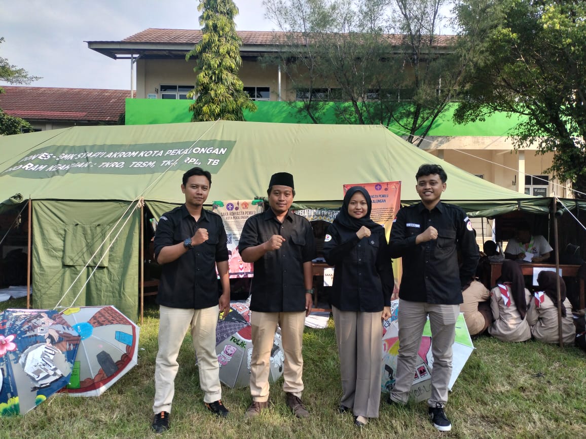 Ketua Bawaslu Kota Pekalongan bersama jajaran yang bertugas jaga stand Saka Adhyasta Pemilu pada kegiatan Festival Pramuka Berprestasi