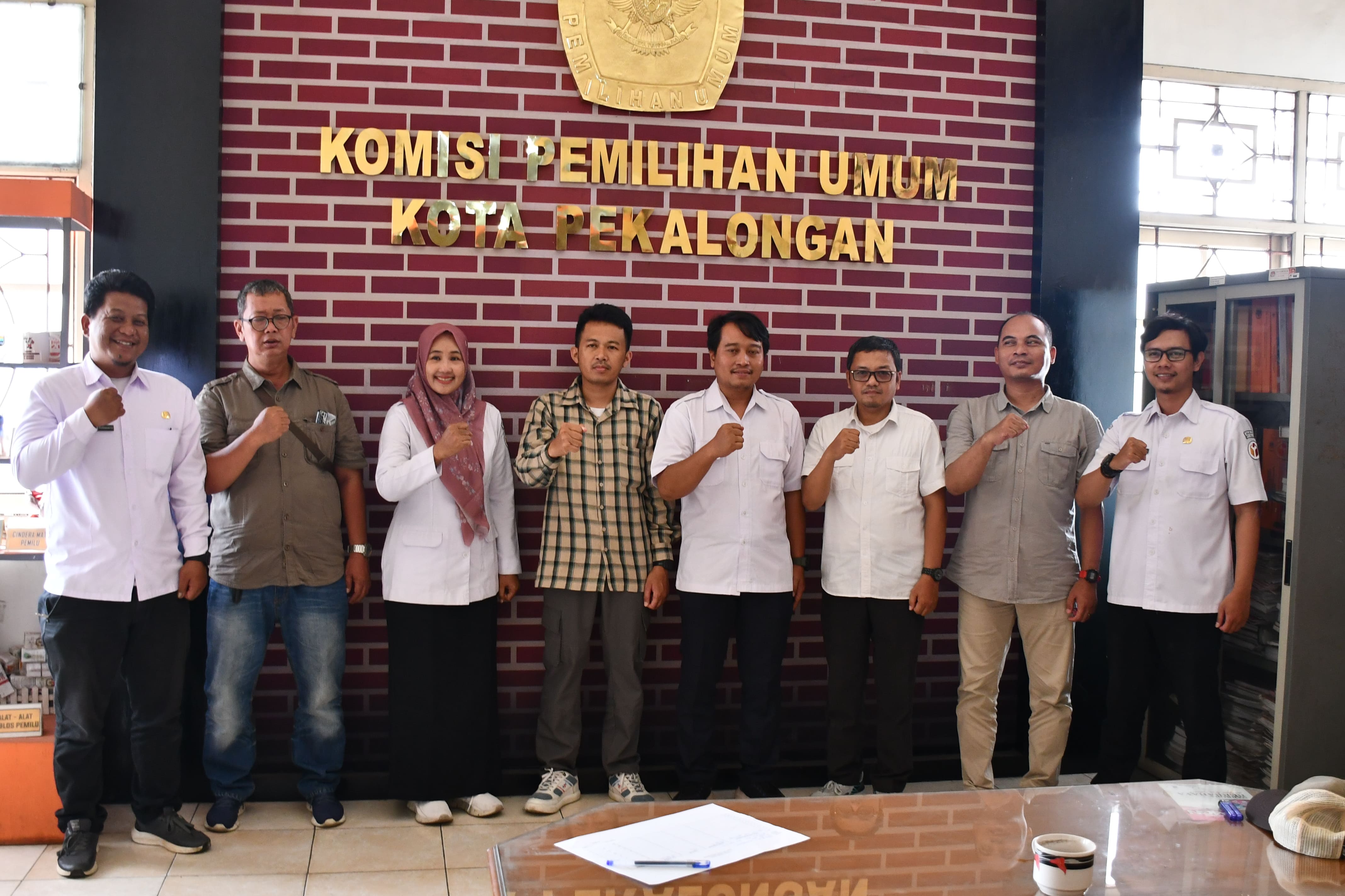 Ketua dan Anggota Bawaslu Kota Pekalongan beserta Staf bersama Ketua dan Anggota KPU Kota Pekalongan