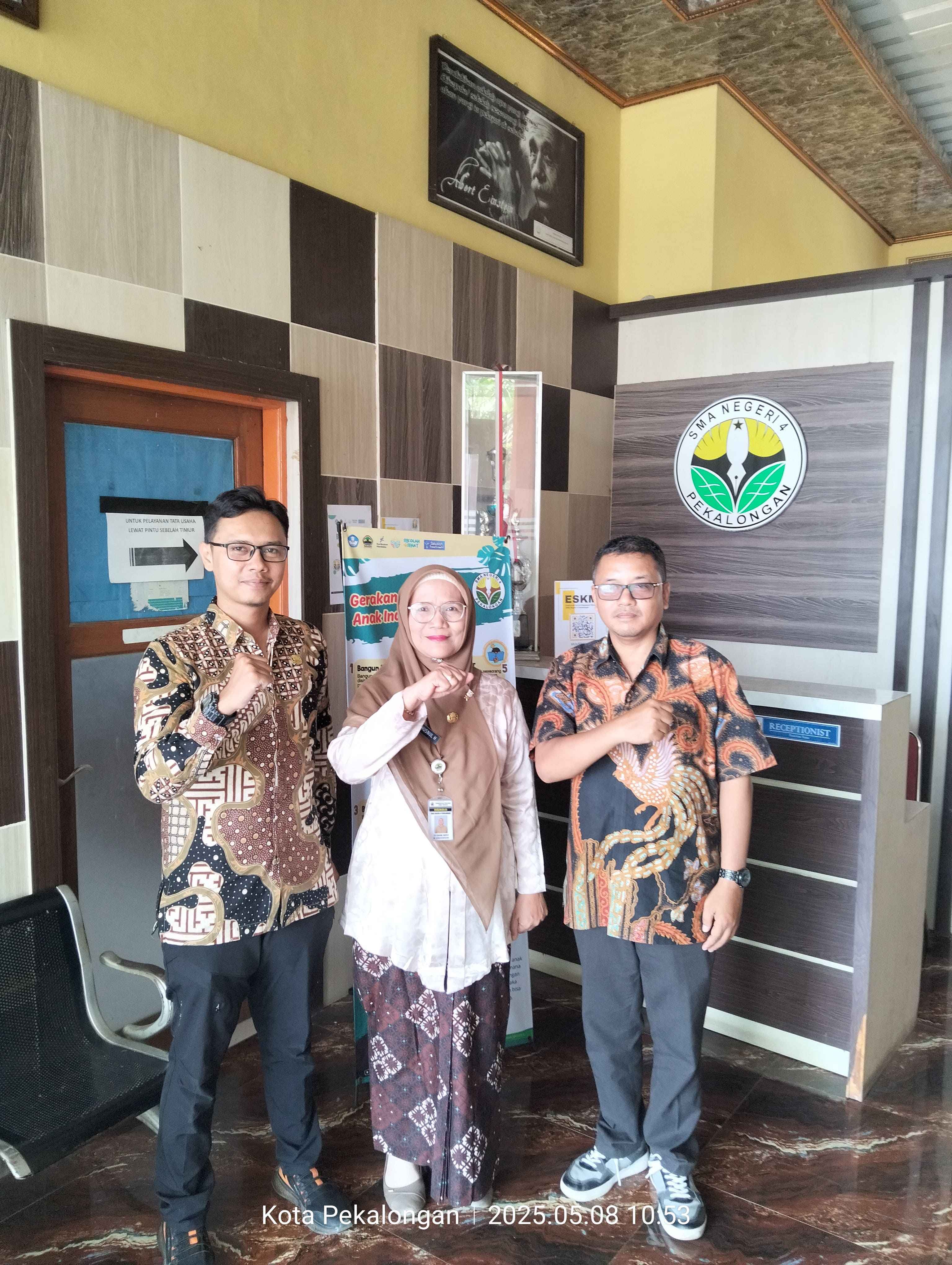 Anggota Bawaslu Kota Pekalongan dan Staf bersama Kepala SMA N 4 Kota Pekalongan