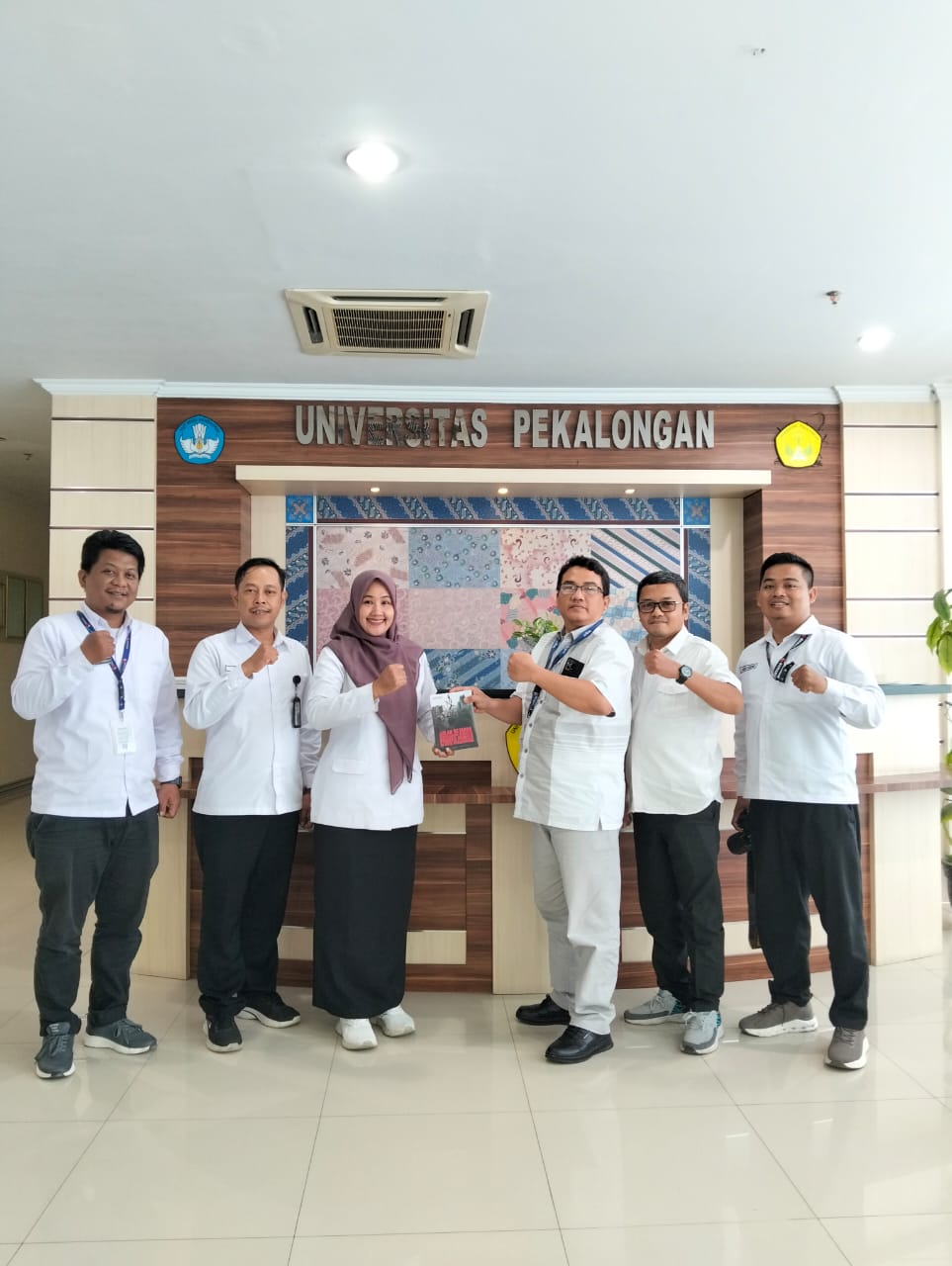 penyerahan buku dari Bawaslu Kota Pekalongan ke Universitas Pekalongan setelah berdiskusi persiapan kerjasama Bawaslu Goes To Campus