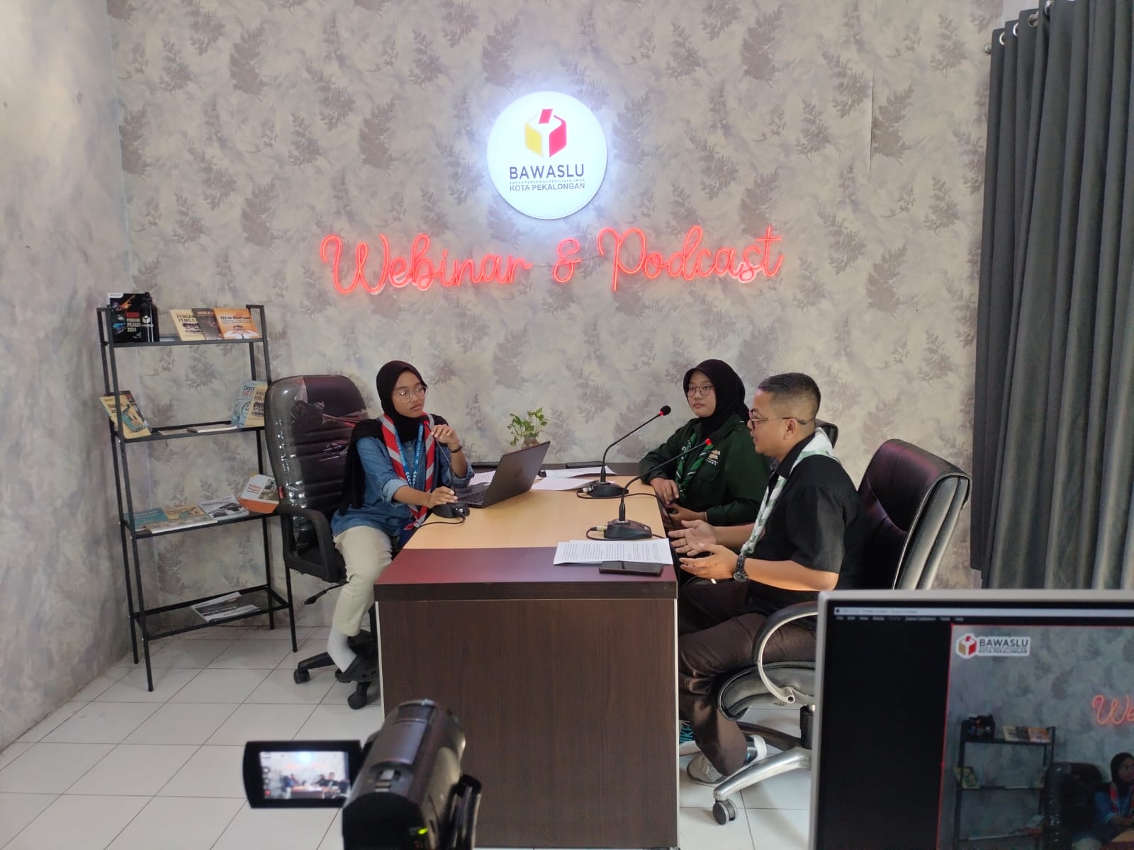 Host Kak Liza Zahra dan Narasumber Podcast Kak Selena dan Kak Nasron pada sesi podcast 