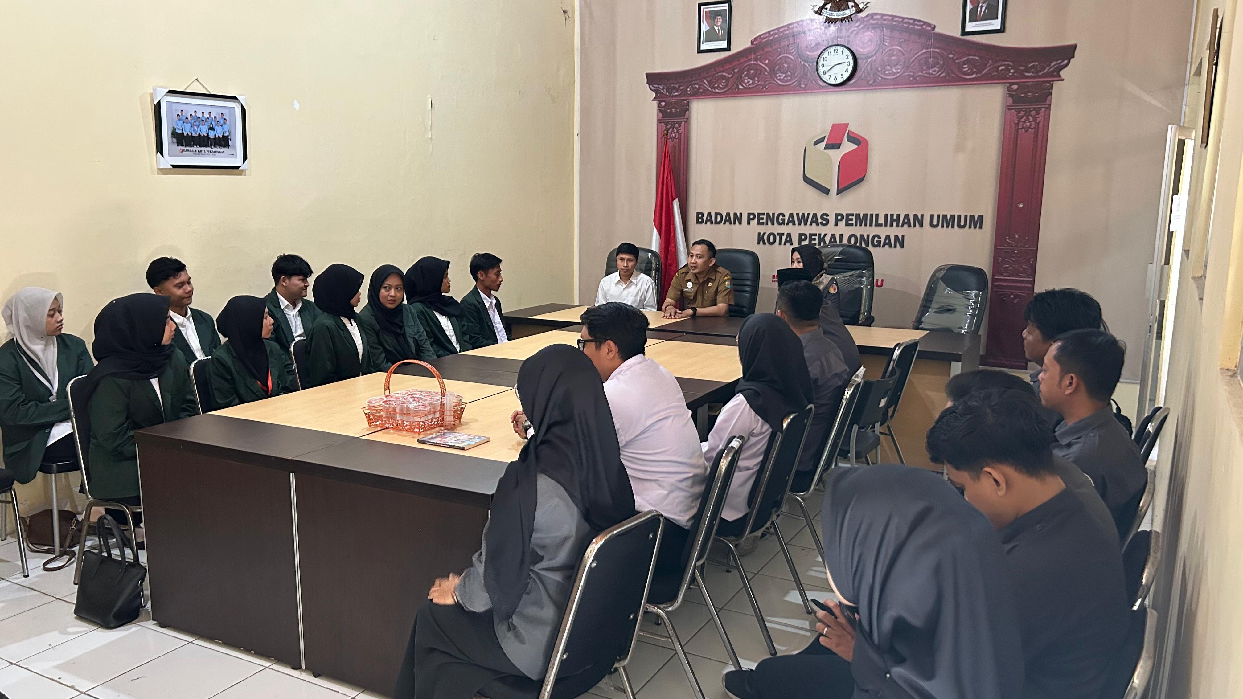 Pimpinan Bawaslu Kota Pekalongan, Koordinator Sekretariat beserta jajaran dan dosen pembimbing dan 10 Mahasiswa PPL pada saat Penerimaan Mahasiswa PPL di Bawaslu Kota Pekalongan