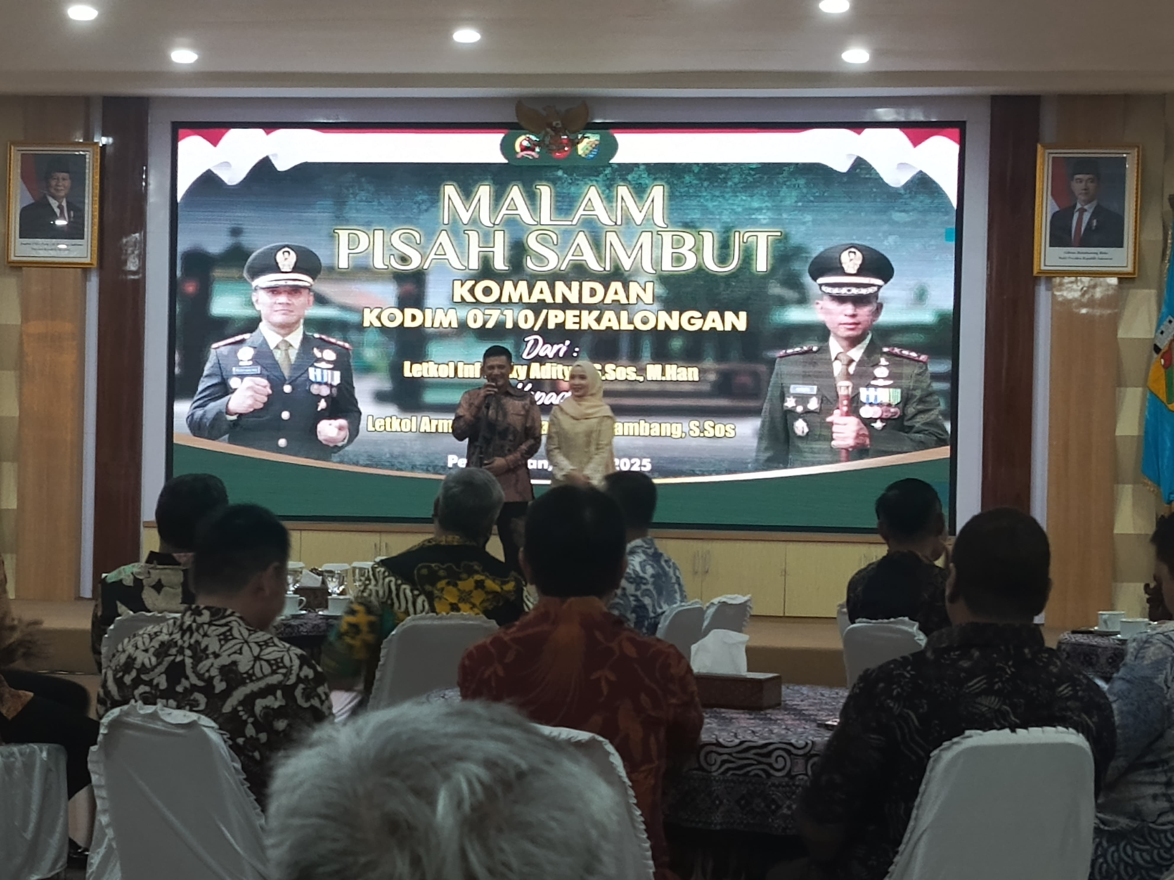 Komandan Komando Distrik Militer (Dandim) 0710/Pekalongan Letkol Arm Ihalauw Garry Herlambang, S.Sos bersama istri