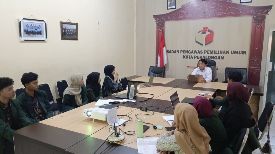 Ketua Bawaslu Kota Pekalongan saat menyampaikan materi ke mahasiswa UIN KH. Abdurrahman Wahid Pekalongan