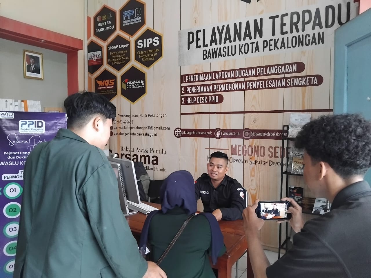 proses pengambilan video pelayanan permohonan informasi publik ke PPID Bawaslu Kota Pekalongan oleh mahasiswa PPL UIN Gusdur Pekalongan