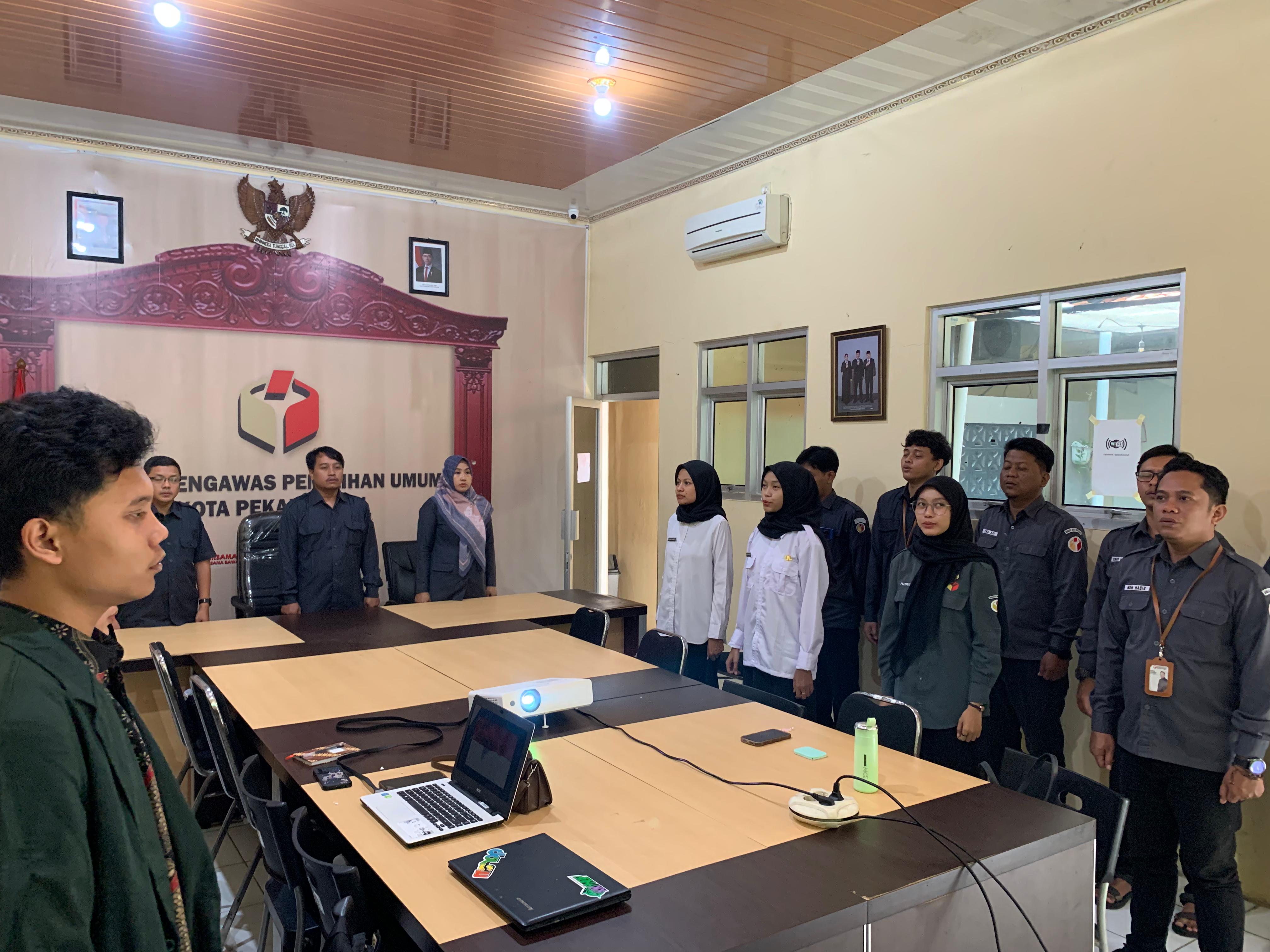Ketua, Anggota dan jajaran sekretariat Bawaslu Kota Pekalongan serta mahasiswa PPL UIN Gusdur saat menyanyikan lagu kebangsaan Indonesia Raya