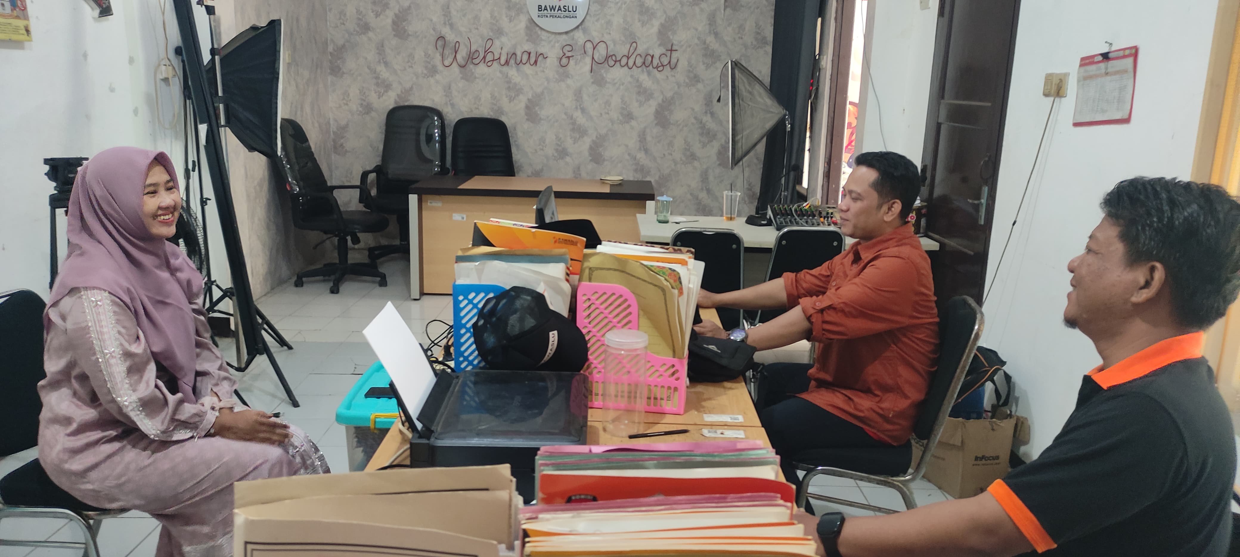 Anggota Bawaslu Kota Pekalongan sekaligus Koordinator Divisi Penanganan Pelanggaran dan Penyelesaian Sengketa Syaratun, S.Pd, bersama dua orang staf teknis, yaitu Eko Adi Purwanto dan MSH. Habib berdiskusi setelah mengikuti live streaming