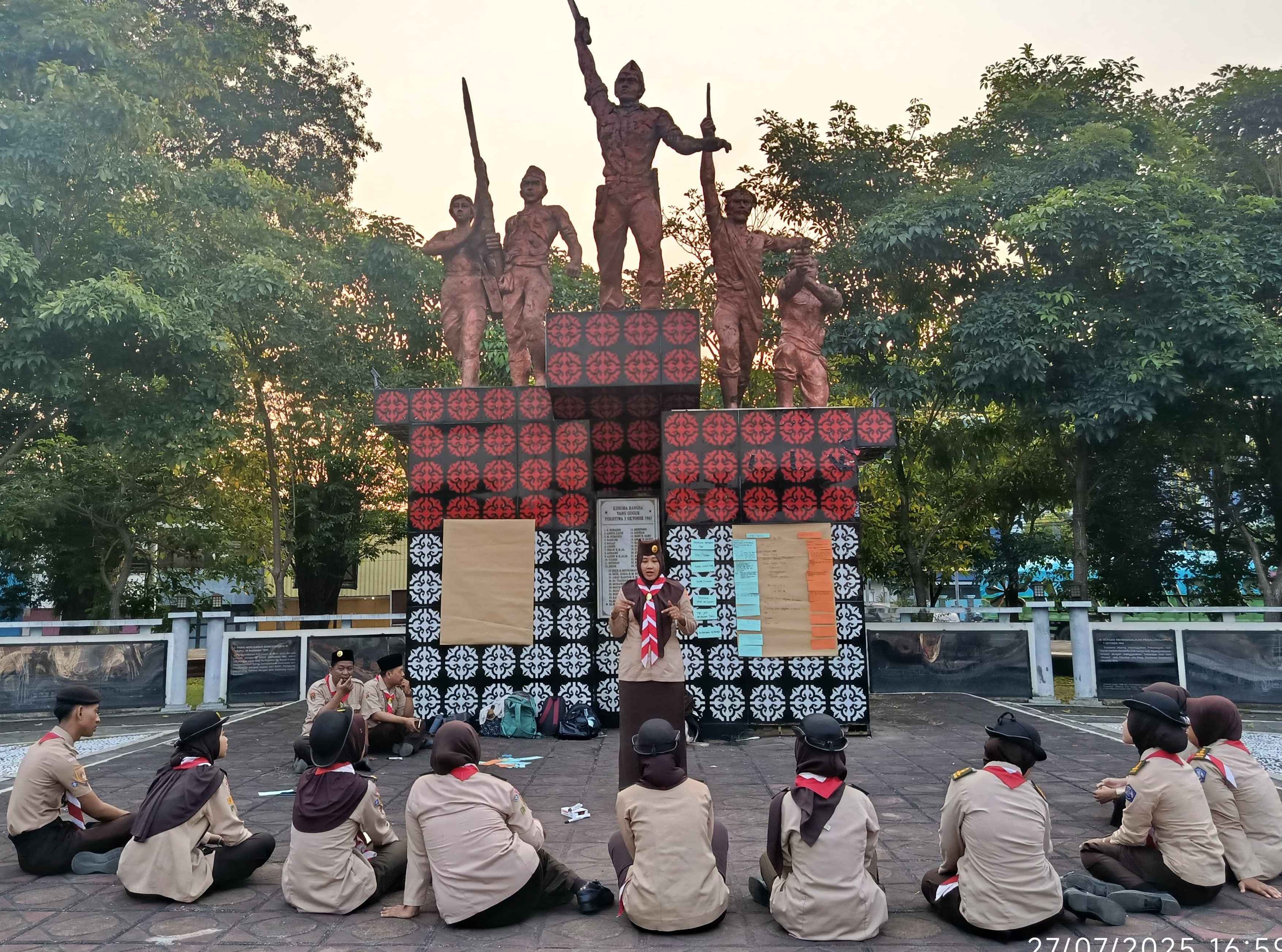 pemberian materi oleh Pimpinan Saka Adhyasta Pemilu Kak Syaratun di Monumen Juang 3 Oktober 1945