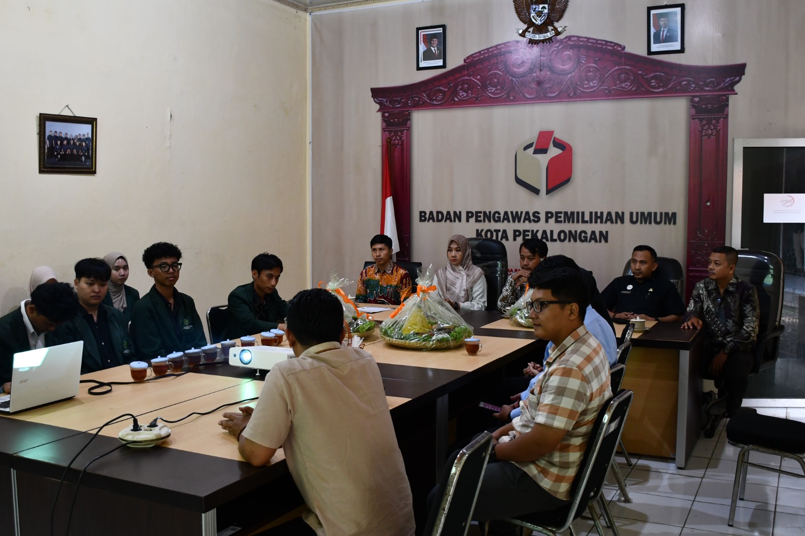 duduk dalam satu forum Pembimbing PPL dari UIN Gusdur, Pimpinan Bawaslu Kota Pekalongan, Koordinator Sekretariat beserta jajaran dan Mahasiswa PPL UIN Gusdur dalam acara penarikan mahasiswa Praktik Pengalaman Lapangan (PPL) Non-Peradilan dari Fakultas Syariah UIN K.H. Abdurrahman Wahid Pekalongan di Bawaslu Kota Pekalongan