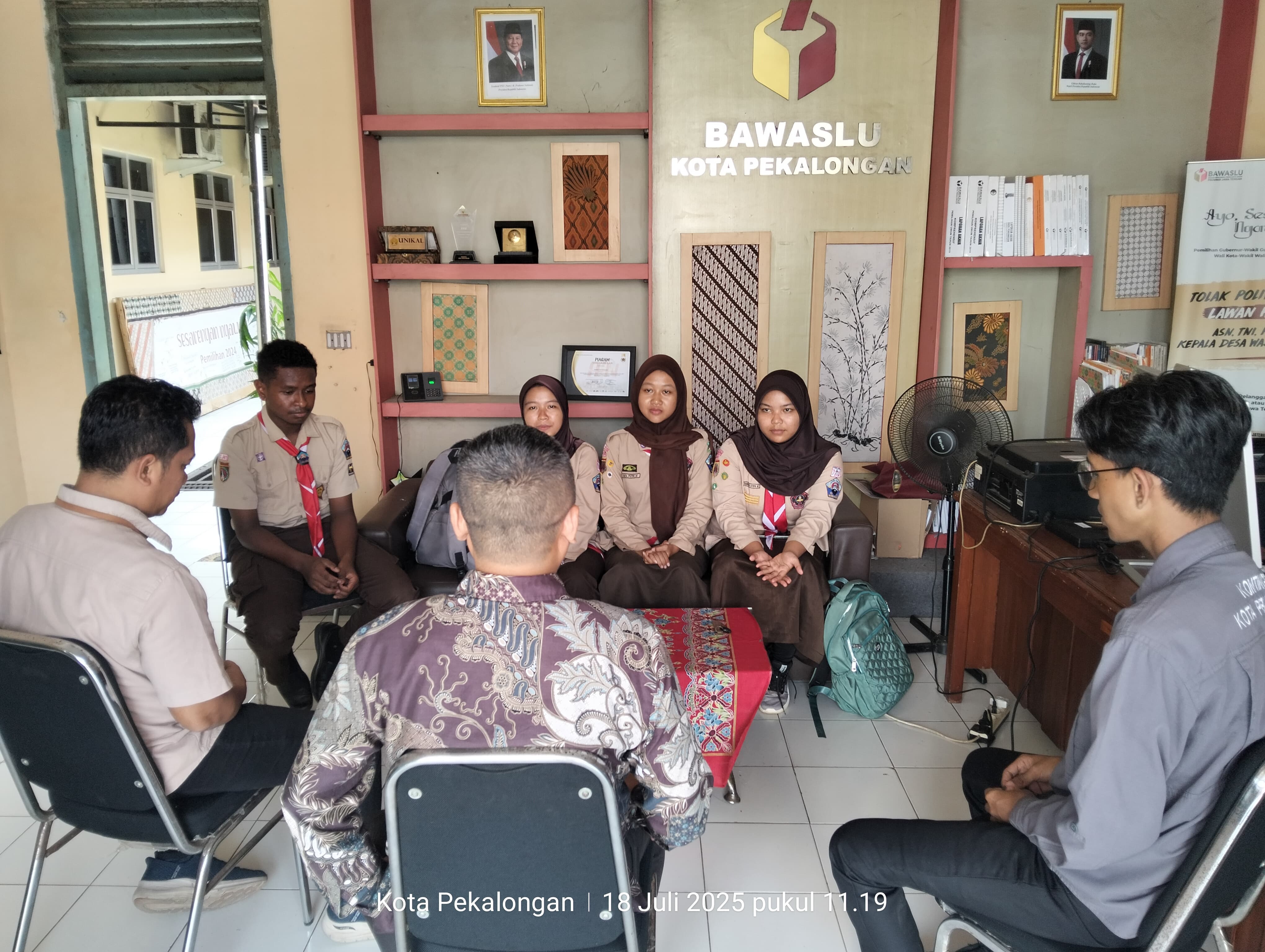 Pimpinan Saka Adhyasta Pemilu Kak Nasron dan Anggota DKC Kota Pekalongan Kak Dimas bersama Pamong Putra Saka menerima pendaftaran Calon Anggota Saka Adhyasta Pemilu Kota Pekalongan