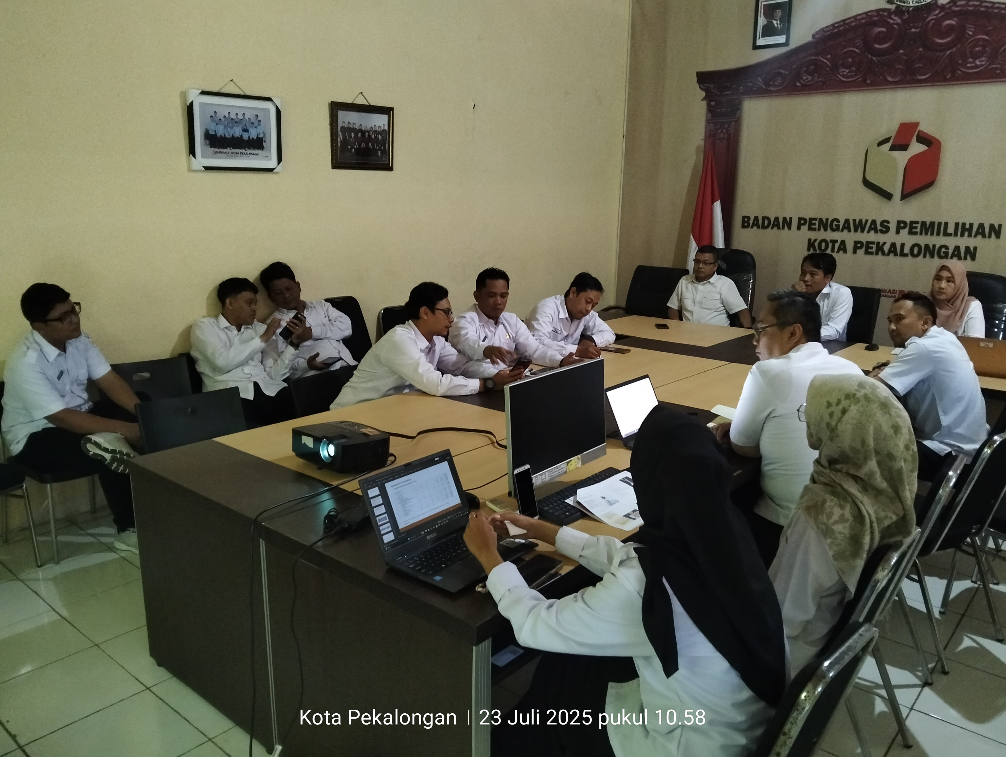 Ketua dan Anggota Bawaslu Kota Pekalongan bersama Koordinator Sekretariat dan jajaran sekretariat pada kegiatan Gelar Rapat Pimpinan dan Jajaran Sekretariat