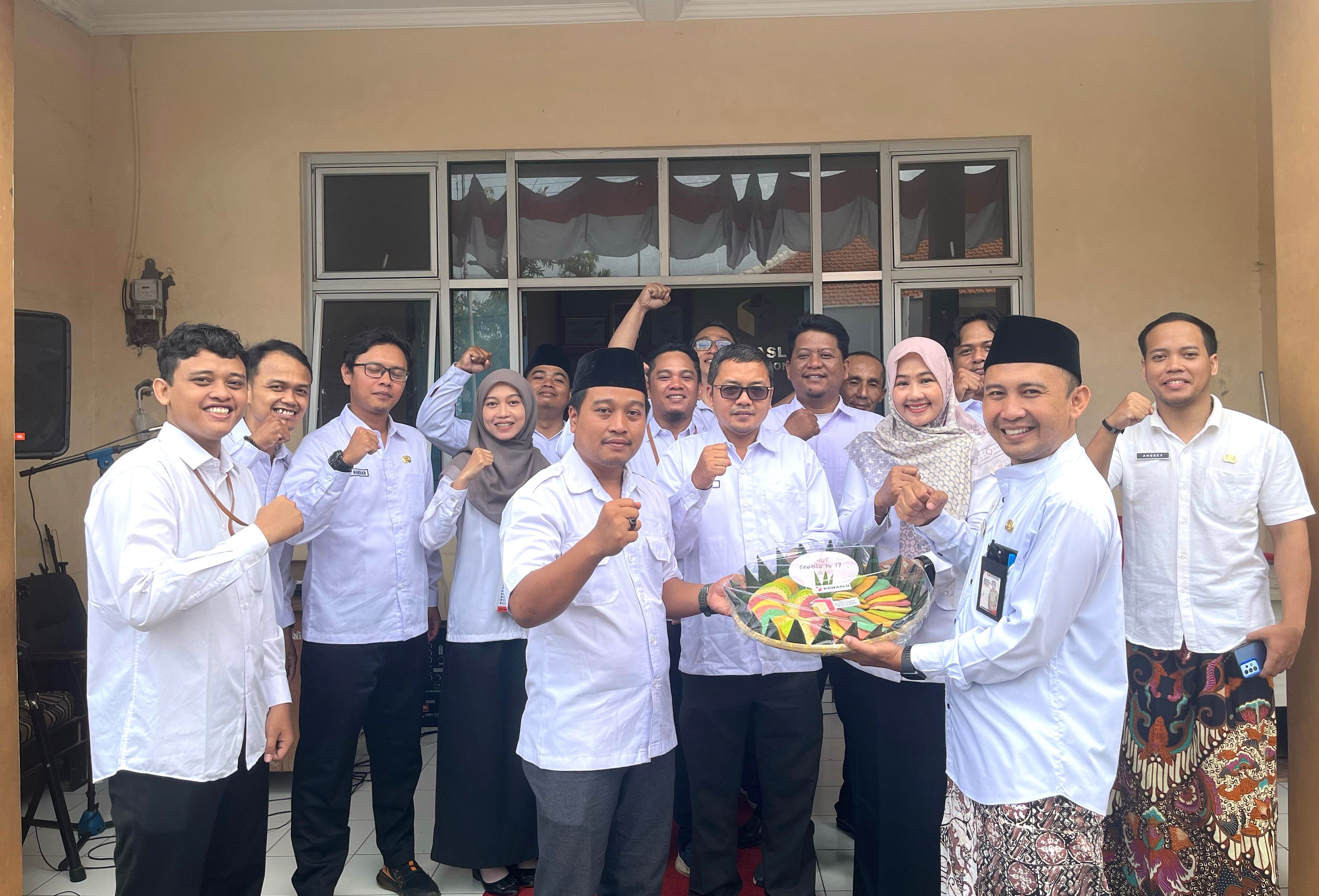 Ketua dan Anggota Bawaslu Kota pekalongan beserta koordinator sekretariat dan jajaran pada acara tumpengan memperingati HUT Bawaslu RI ke 17